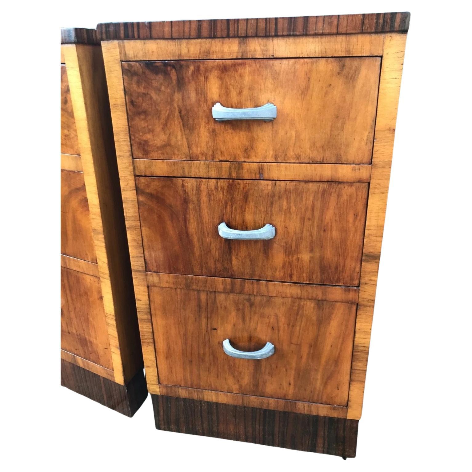 Favolosa coppia di comodini Art Deco abbinati degli anni '30 in impiallacciatura di noce fortemente figurata con bordo in macassar. Prodotto in Inghilterra. Tre cassetti di dimensioni generose che funzionano tutti senza sforzo. Con tre cassetti per