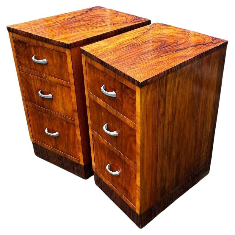 Fabuleuse paire de tables de chevet Art Déco assorties des années 1930 en placage de noyer fortement figuré avec bordure en macassar. Fabriqué en Angleterre. Trois tiroirs de taille généreuse qui fonctionnent tous sans effort. Avec trois tiroirs de