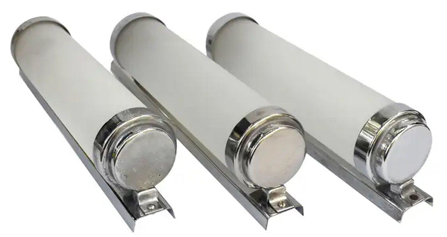 Para tu consideración, estos apliques modernistas Art Decó de tres luces de pared proceden de Europa y datan de la década de 1930. Vidrio esmerilado tubular opalino en  marcos de cromo pulido. Ideal para baños, pasillos o cualquier lugar que