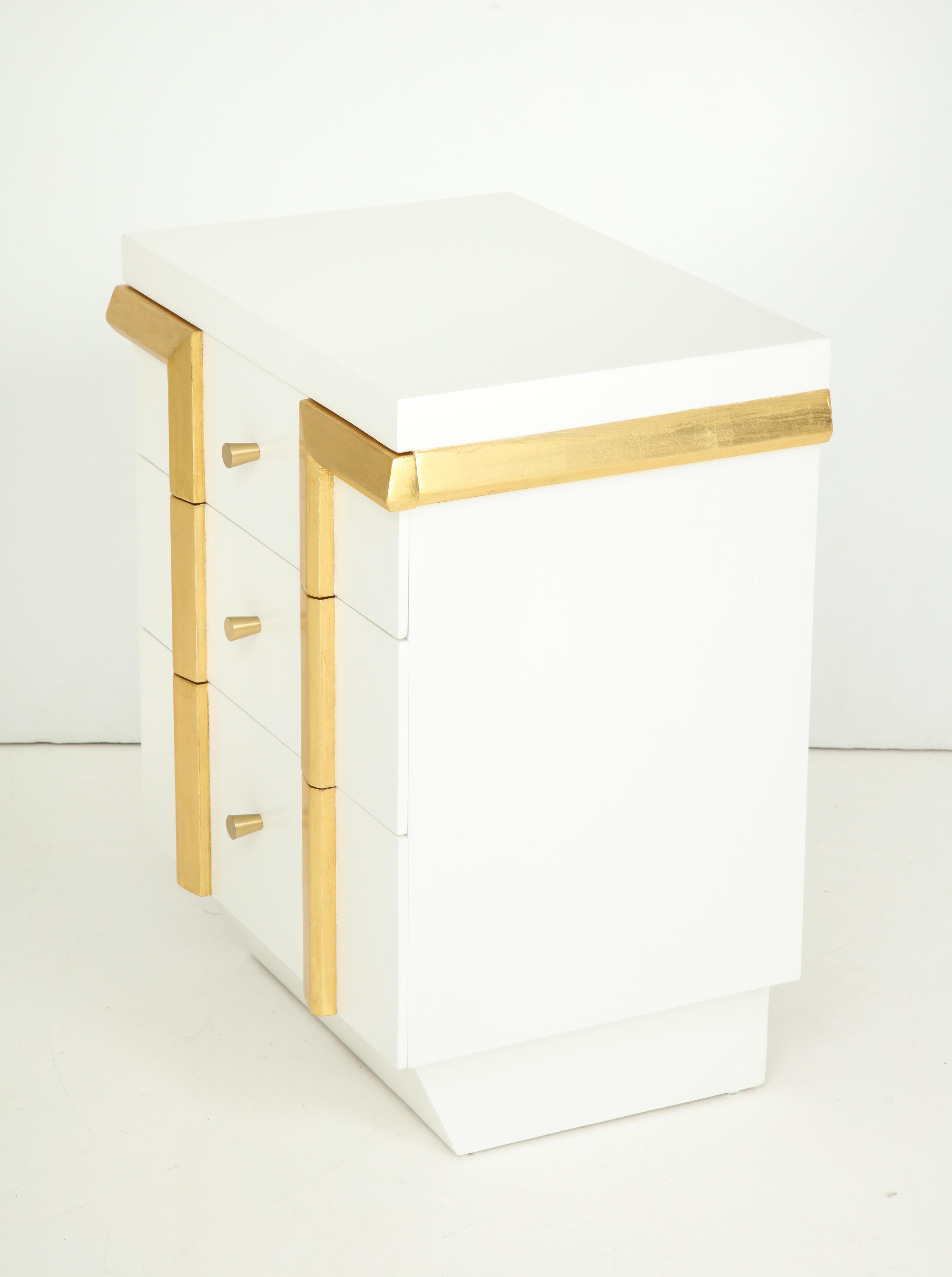 Art Deco Matte White Lacquer Nightstands In Excellent Condition In New York, NY