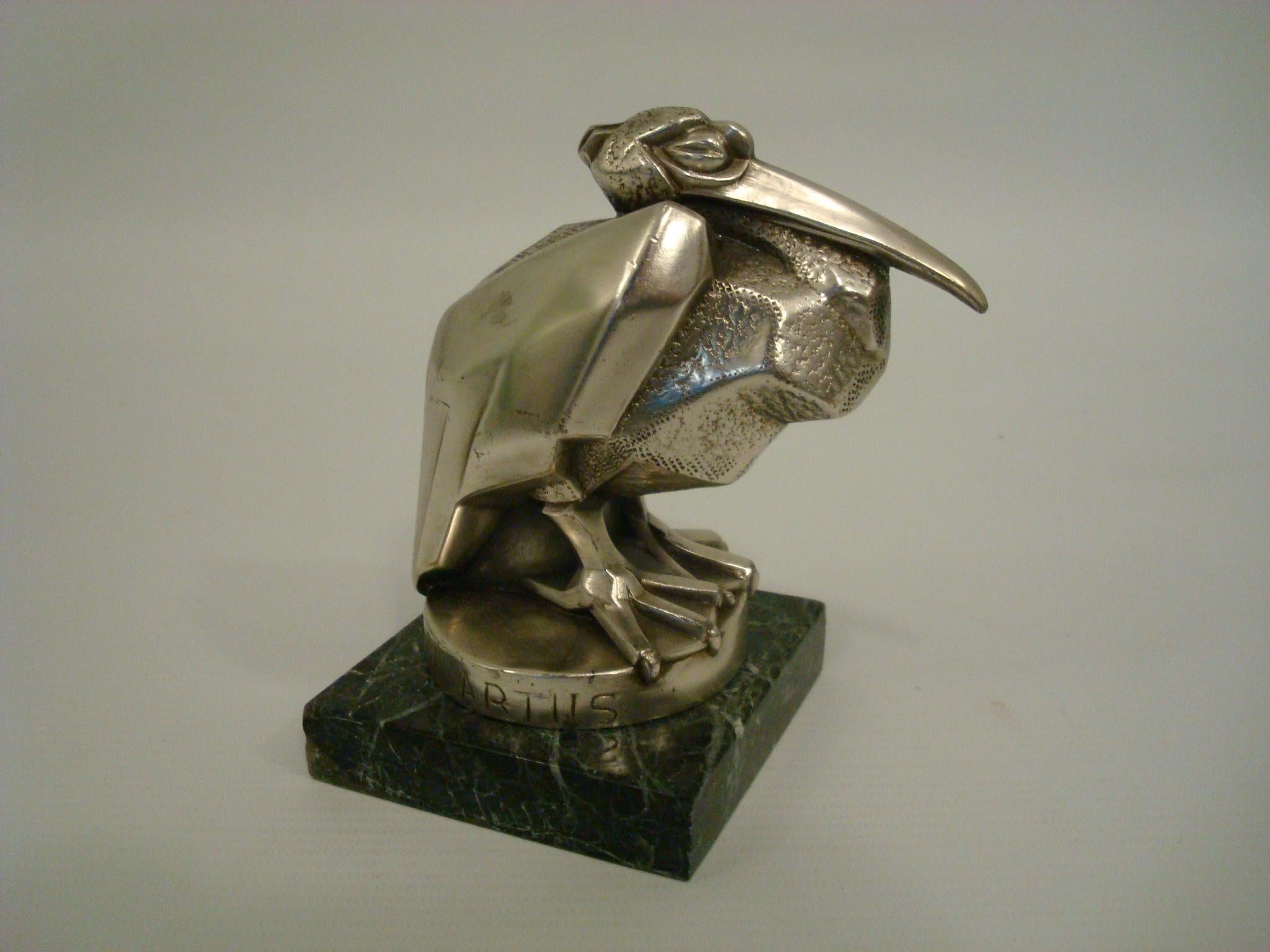 Art Déco Max Le Verrier / Artus Bird Hood Ornament / Paperweight - France.
Rarement trouvé, le célèbre Pélican d'Artus, datant de 1925. (Pseudonyme de Max Le Verrier).
Véritable sculpture d'époque. Cadeau idéal pour tout fan de mascottes de