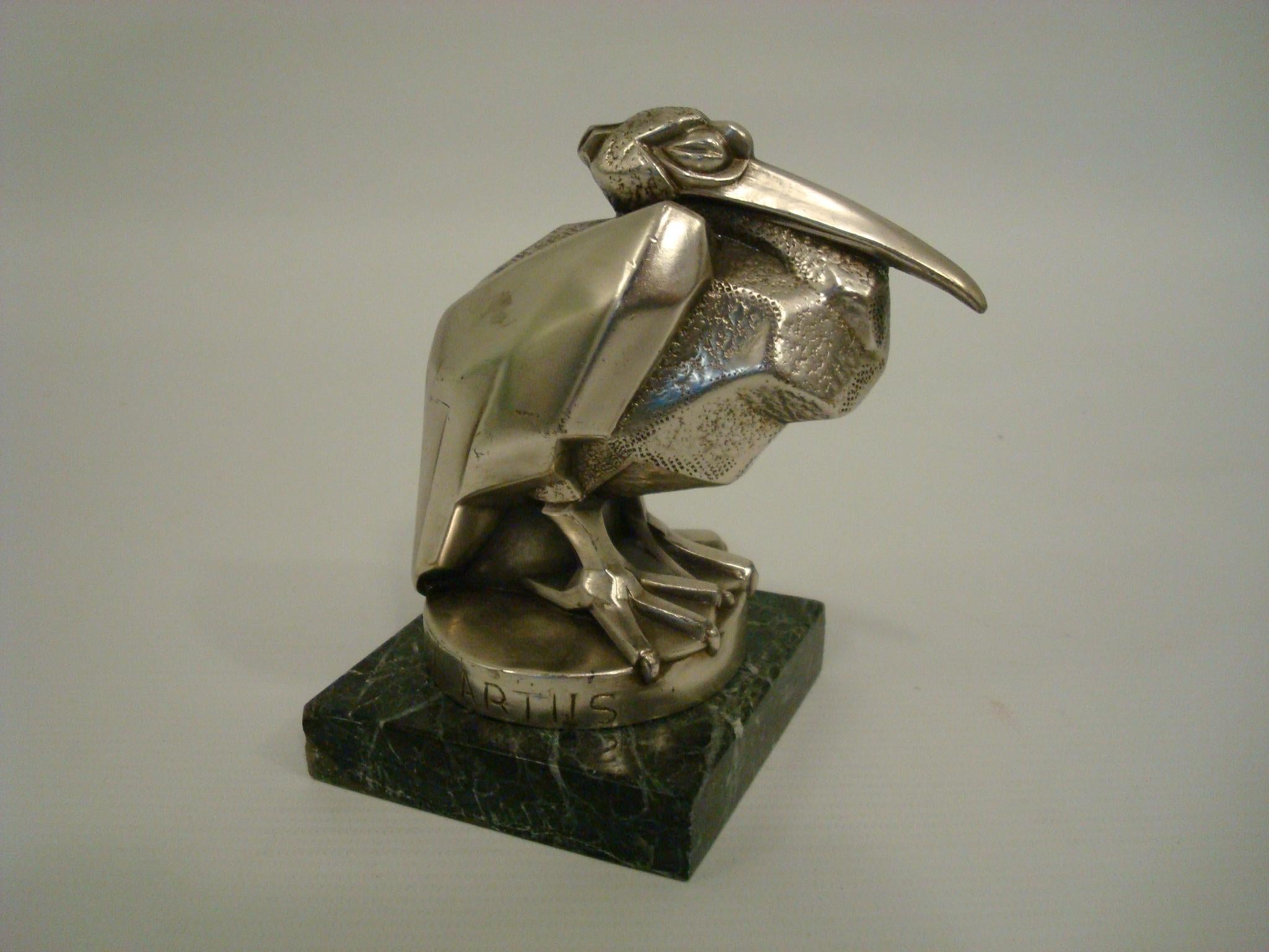 Art Déco Max Le Verrier / Artus Bird Hood Ornament / Paperweight - France.
Rarement trouvé, le célèbre Pélican d'Artus, datant de 1925. (Pseudonyme de Max Le Verrier).
Véritable sculpture d'époque. Cadeau idéal pour tout fan de mascottes de voitures
