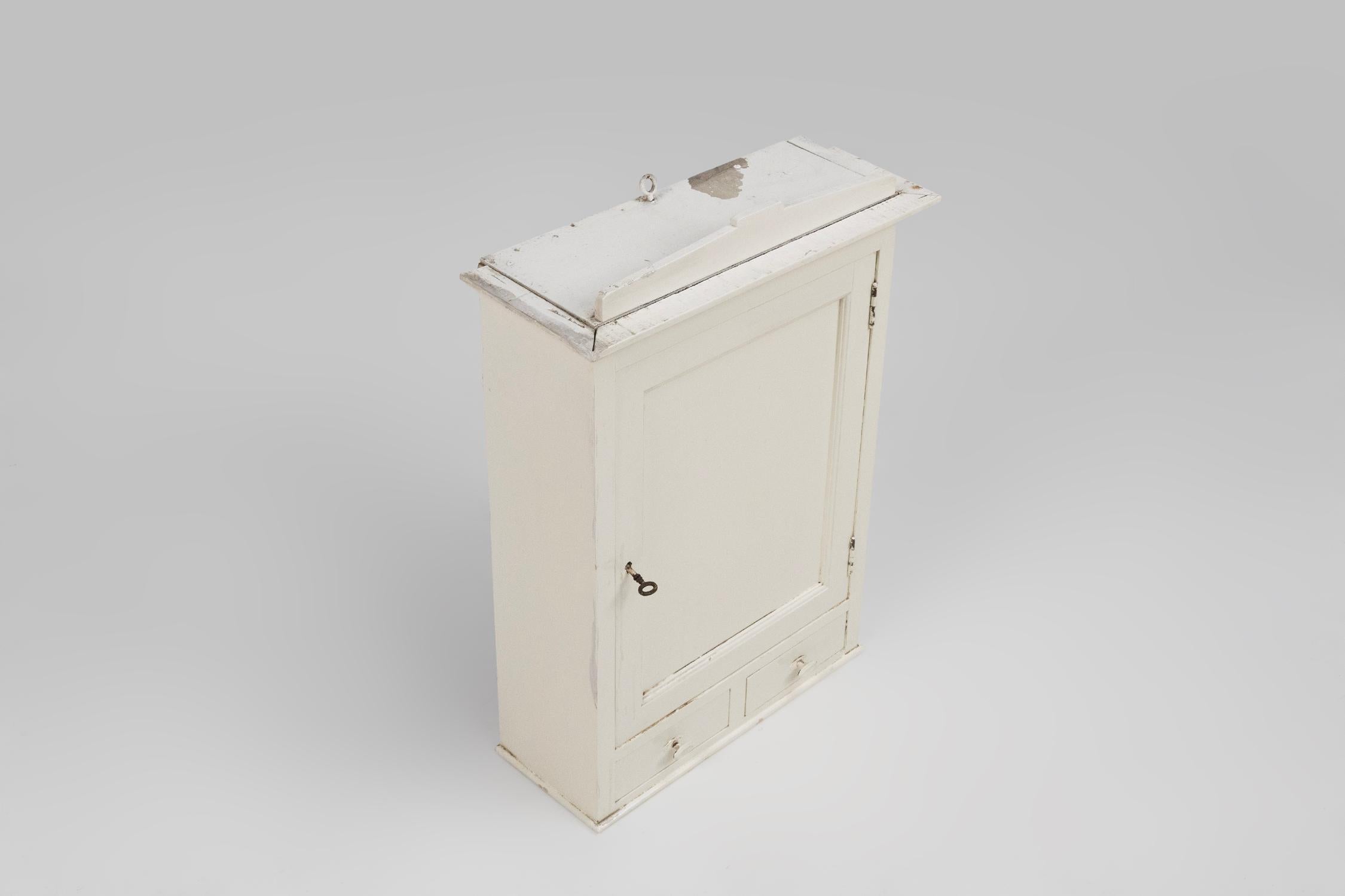 Armoire de médecine Art déco en bois laqué blanc, France vers 1930 3