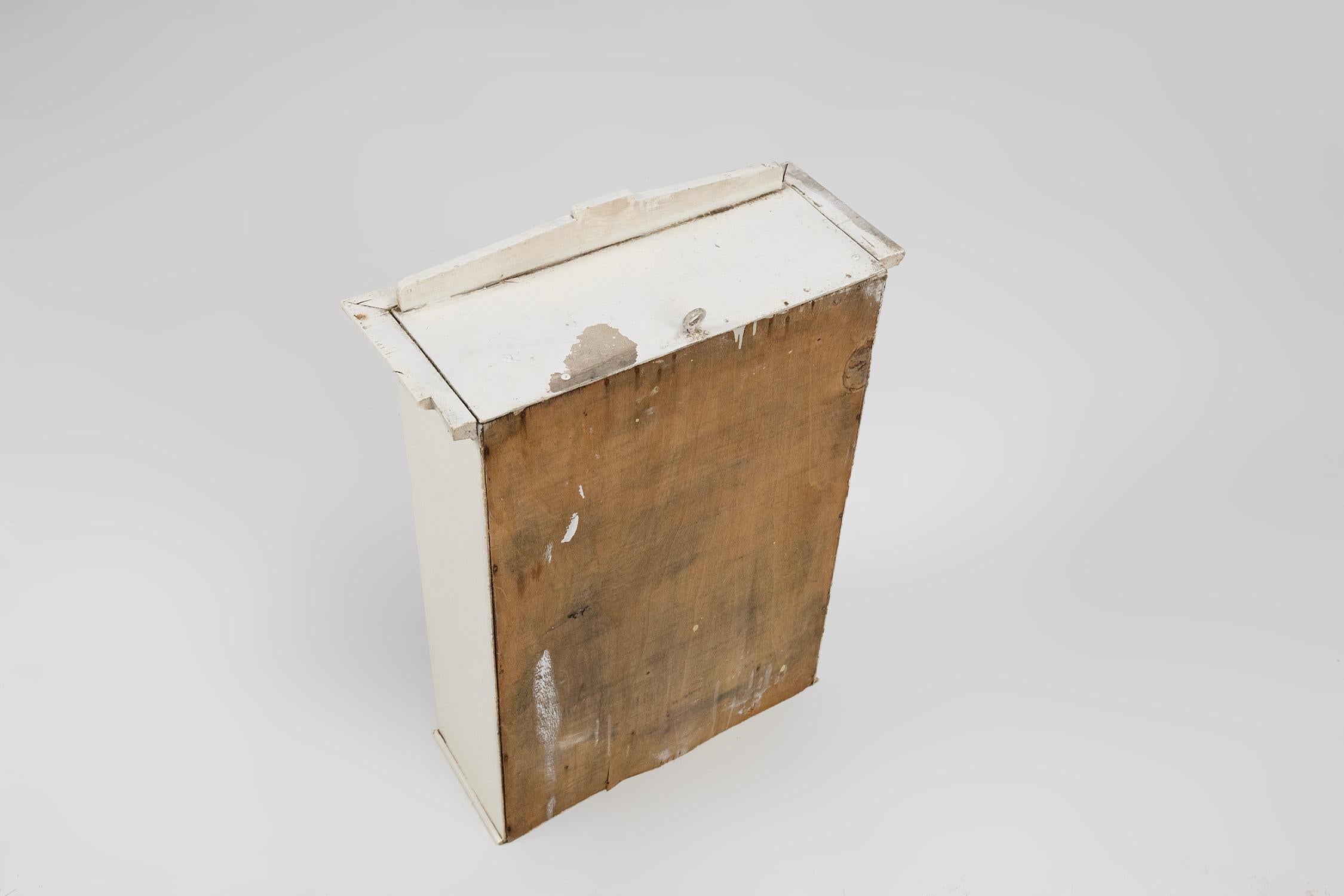 Armoire de médecine Art déco en bois laqué blanc, France vers 1930 5