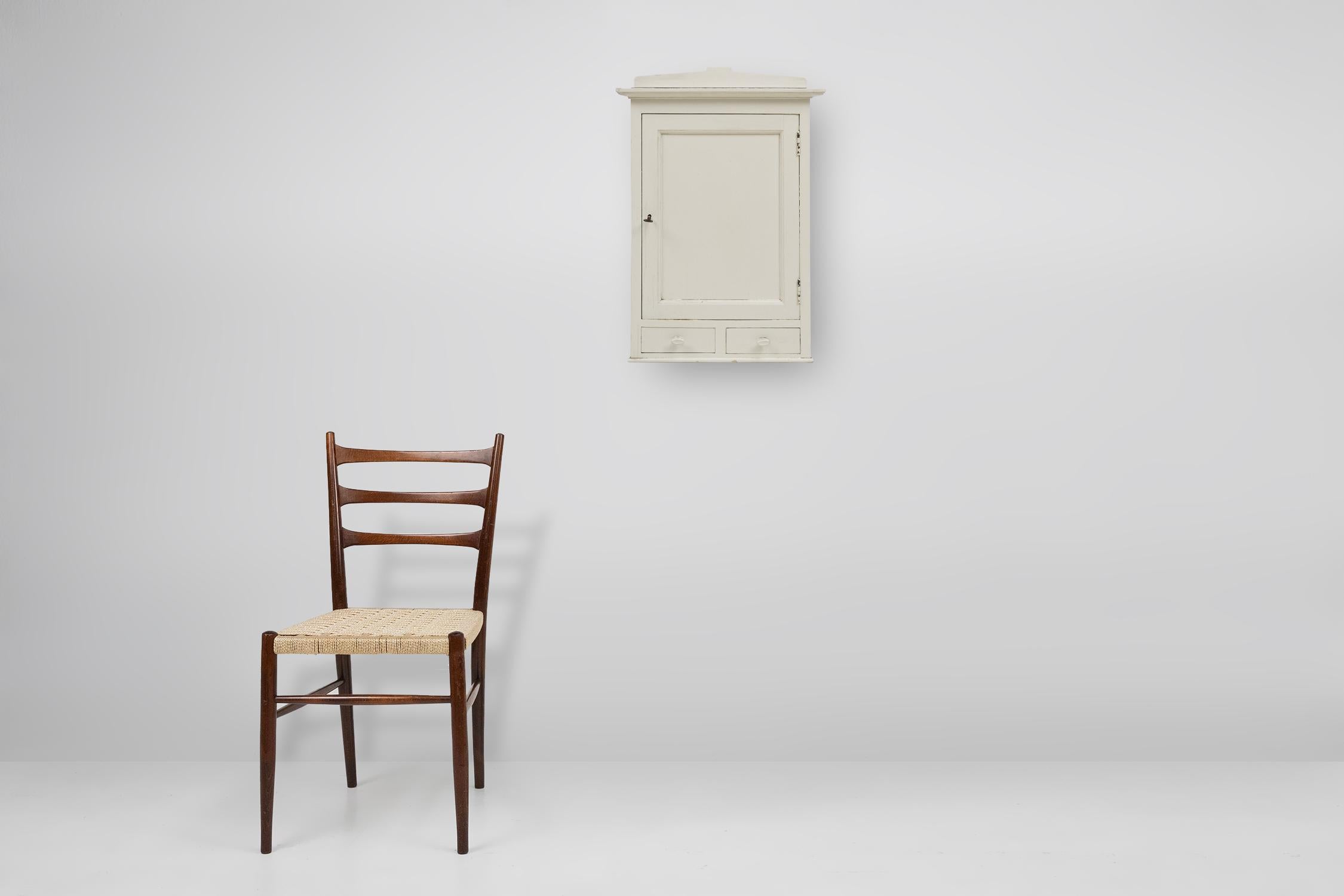 France / 1930 / armoire à pharmacie ou à rasage / bois /  art déco

Petite armoire murale en bois laqué blanc, fabriquée en France dans les années 1930. Ce meuble en bois comporte 2 étagères derrière une porte à panneaux avec clé d'origine.
