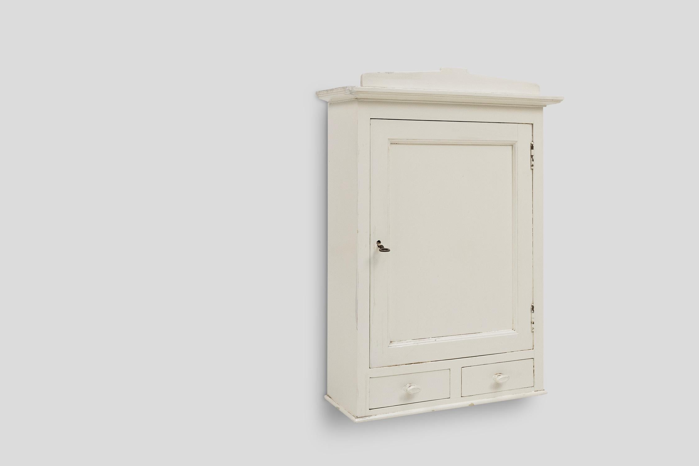 Français Armoire de médecine Art déco en bois laqué blanc, France vers 1930