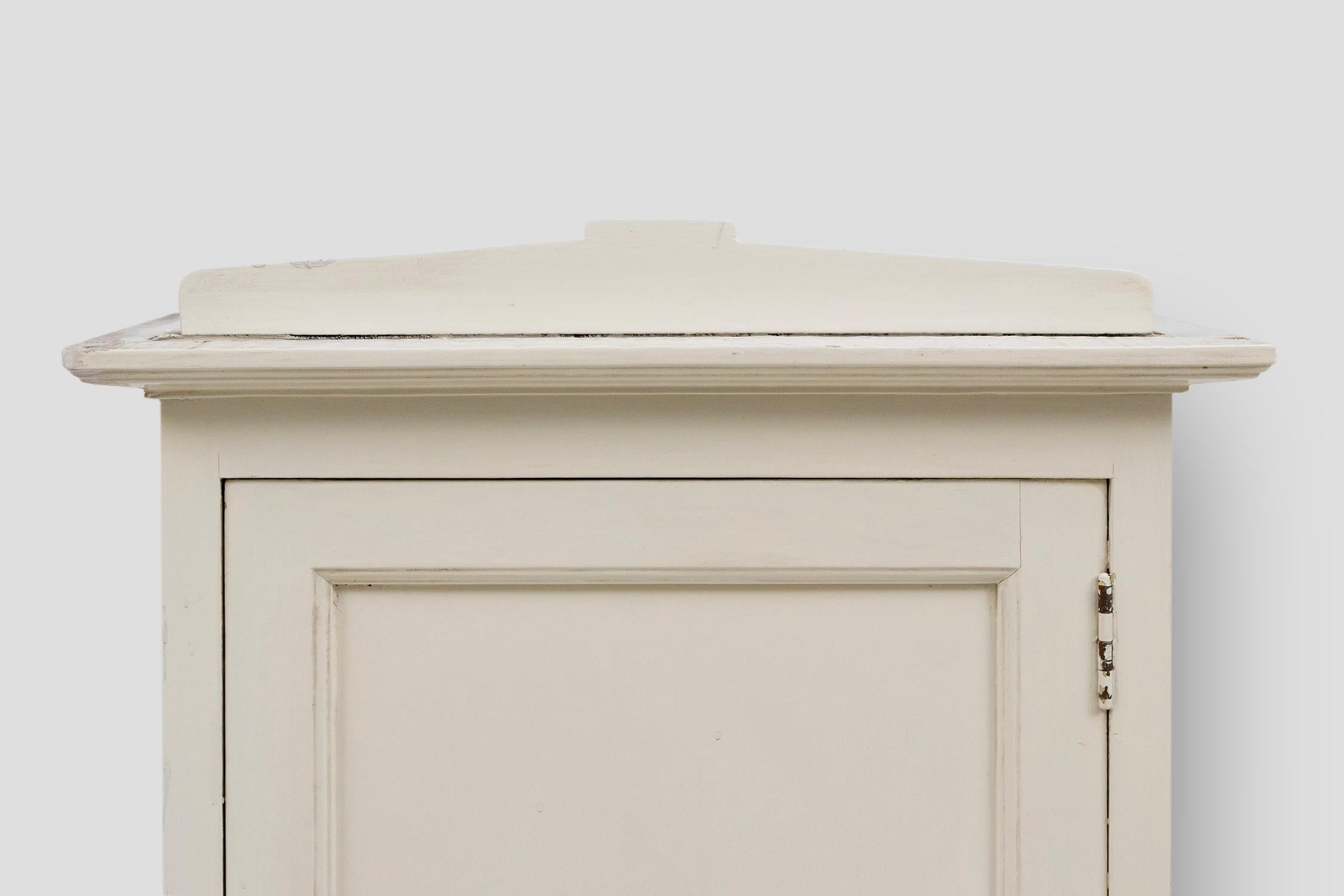 Laqué Armoire de médecine Art déco en bois laqué blanc, France vers 1930