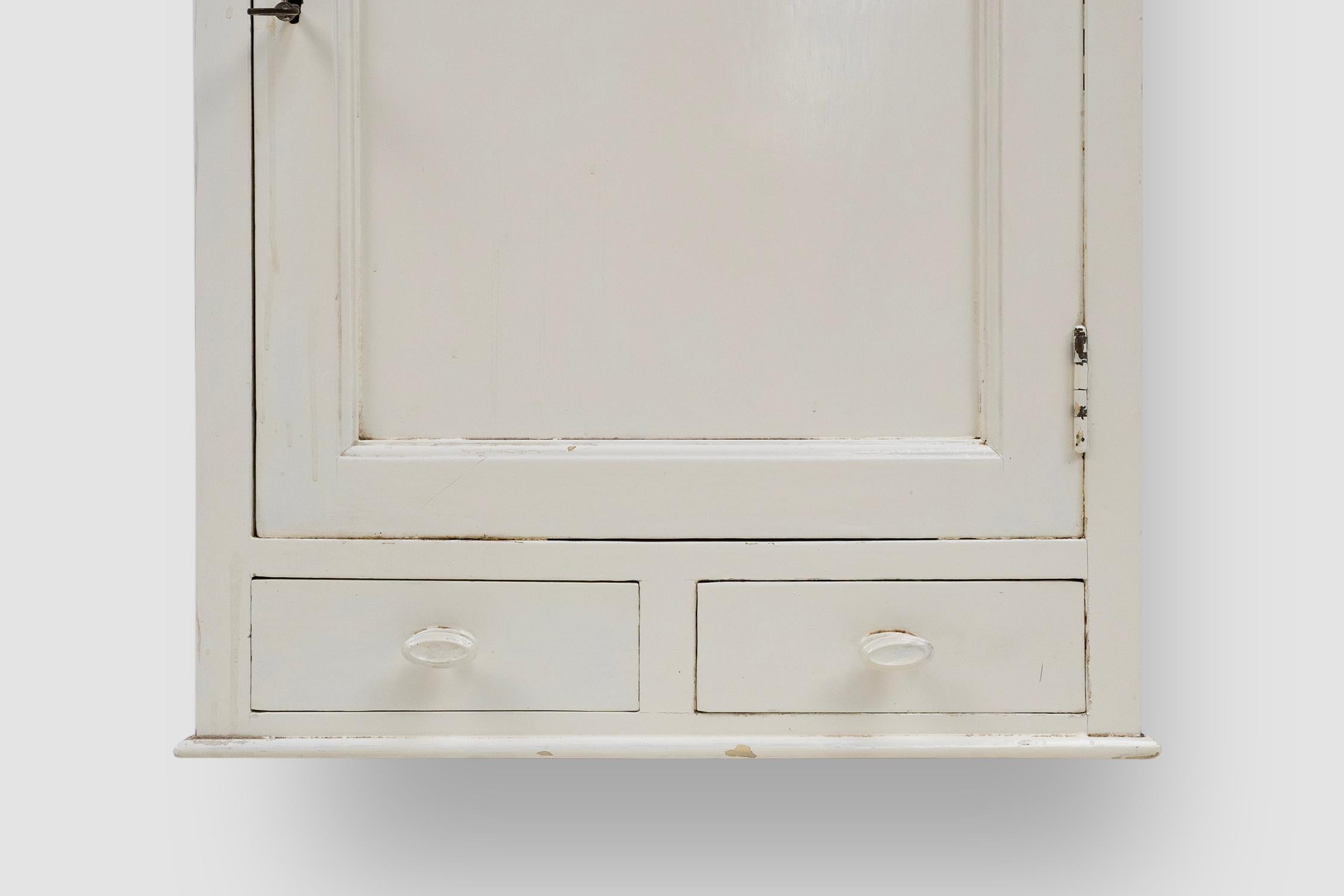 Armoire de médecine Art déco en bois laqué blanc, France vers 1930 Bon état à Meulebeke, BE
