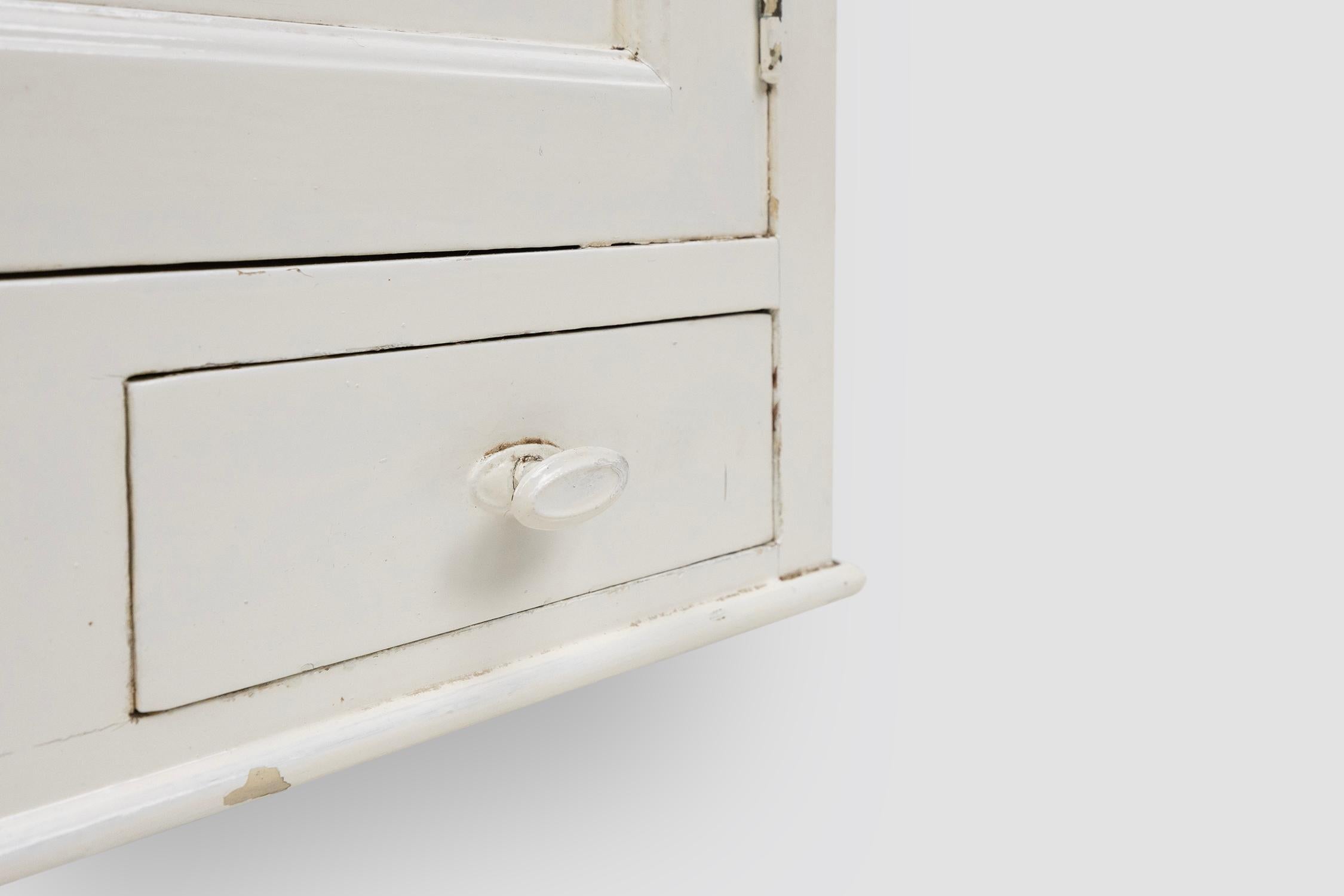 Milieu du XXe siècle Armoire de médecine Art déco en bois laqué blanc, France vers 1930