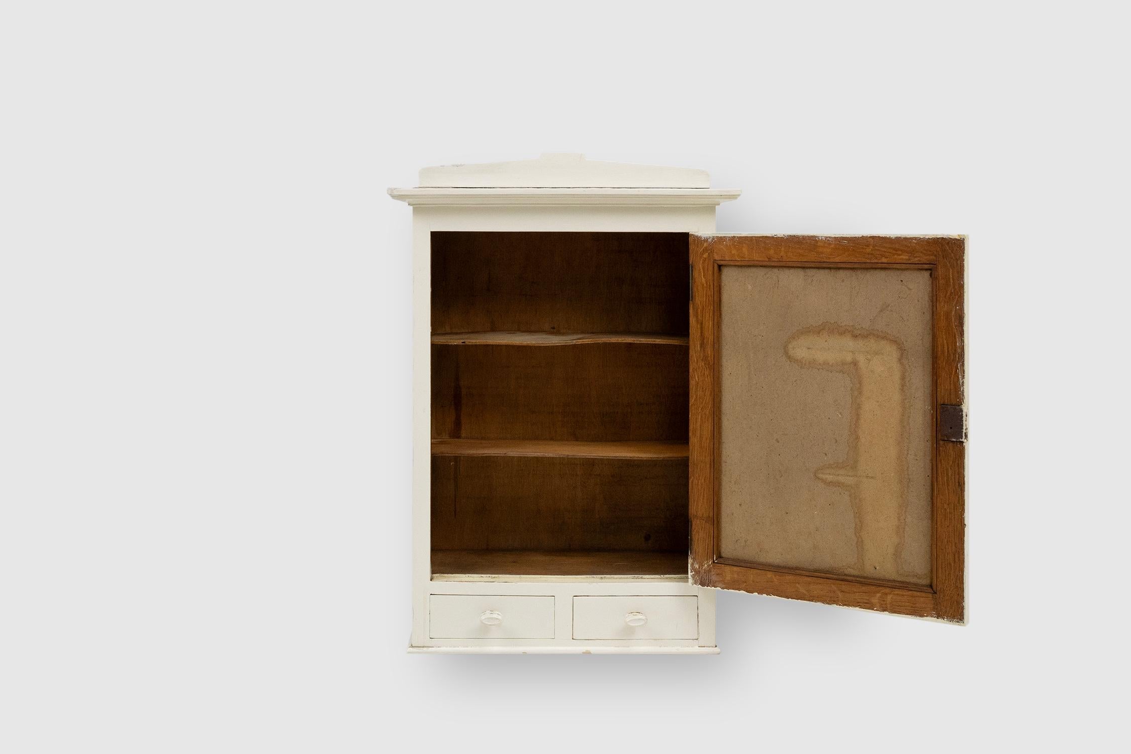 Armoire de médecine Art déco en bois laqué blanc, France vers 1930 2