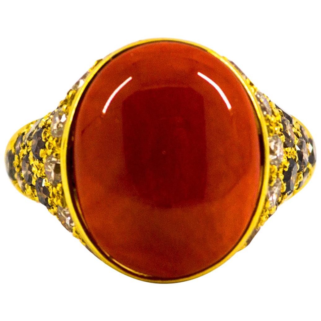 Bague cocktail Art déco en or jaune avec corail rouge méditerranéen et diamants blancs et bruns en vente