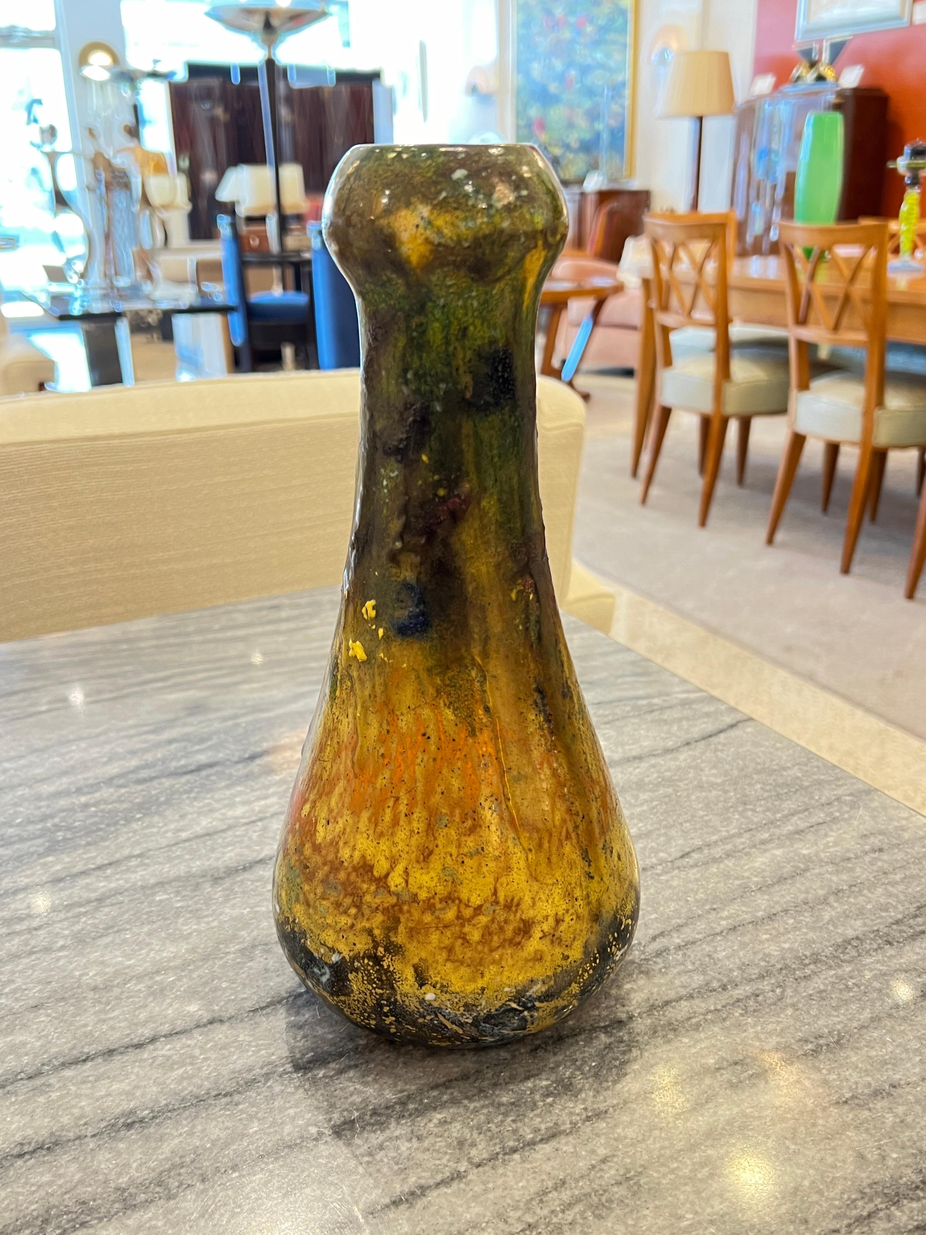 Eine frühe Art-Deco-Vase aus Lava-Glas mit gelben und grünen Schattierungen.

Unterschrift: Schneider
