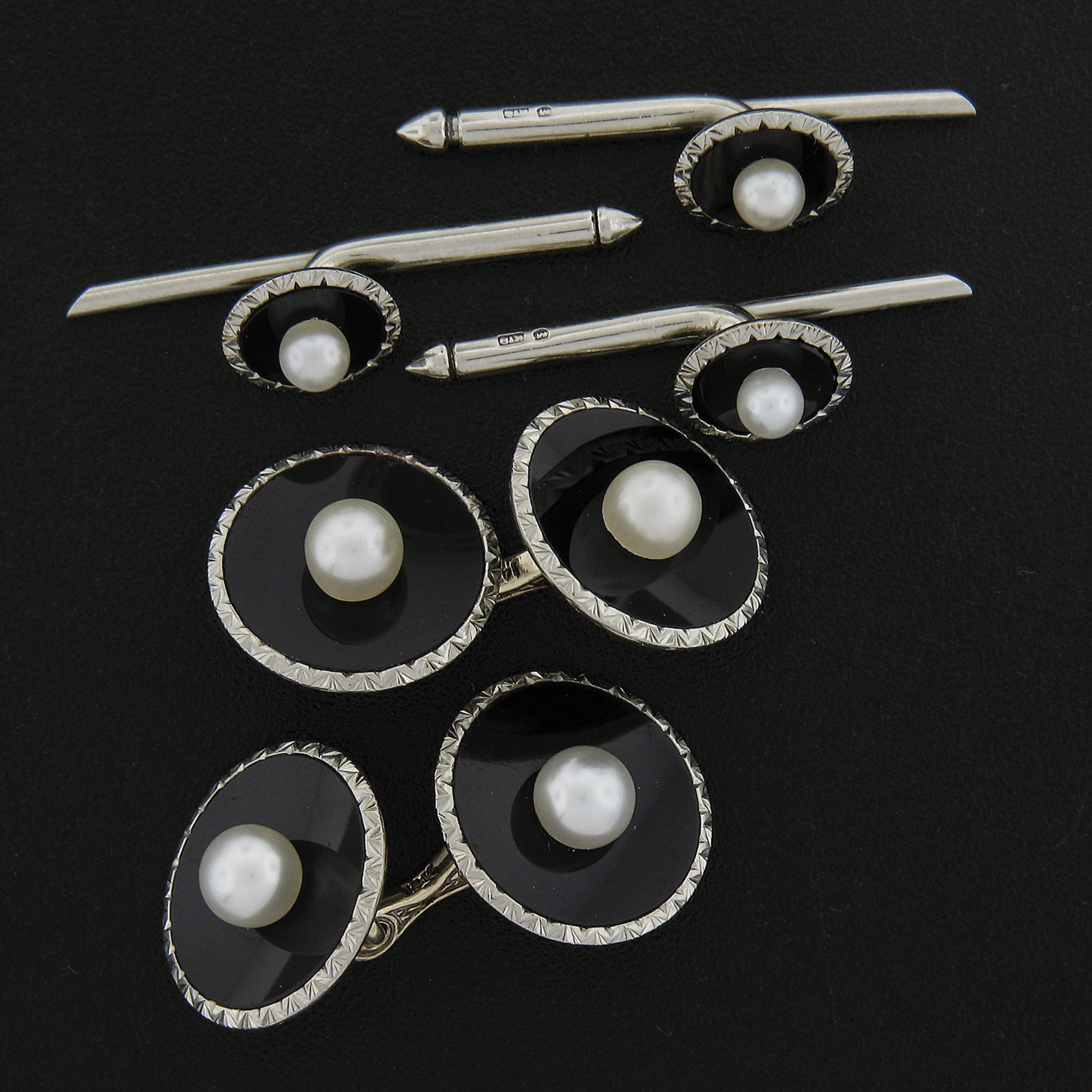 --Stein(e):--
(7) Echte Onyx-Zucht - runde Scheibenform - Lünette - Farbe Schwarz - 7,2 mm & 13 mm (ca.)
(7) Echte Zuchtperlen - runde Form - feiner Glanz - weiße Farbe - 3,5-5 mm (ca.)

MATERIAL: Massives 18k Weißgold mit 14k