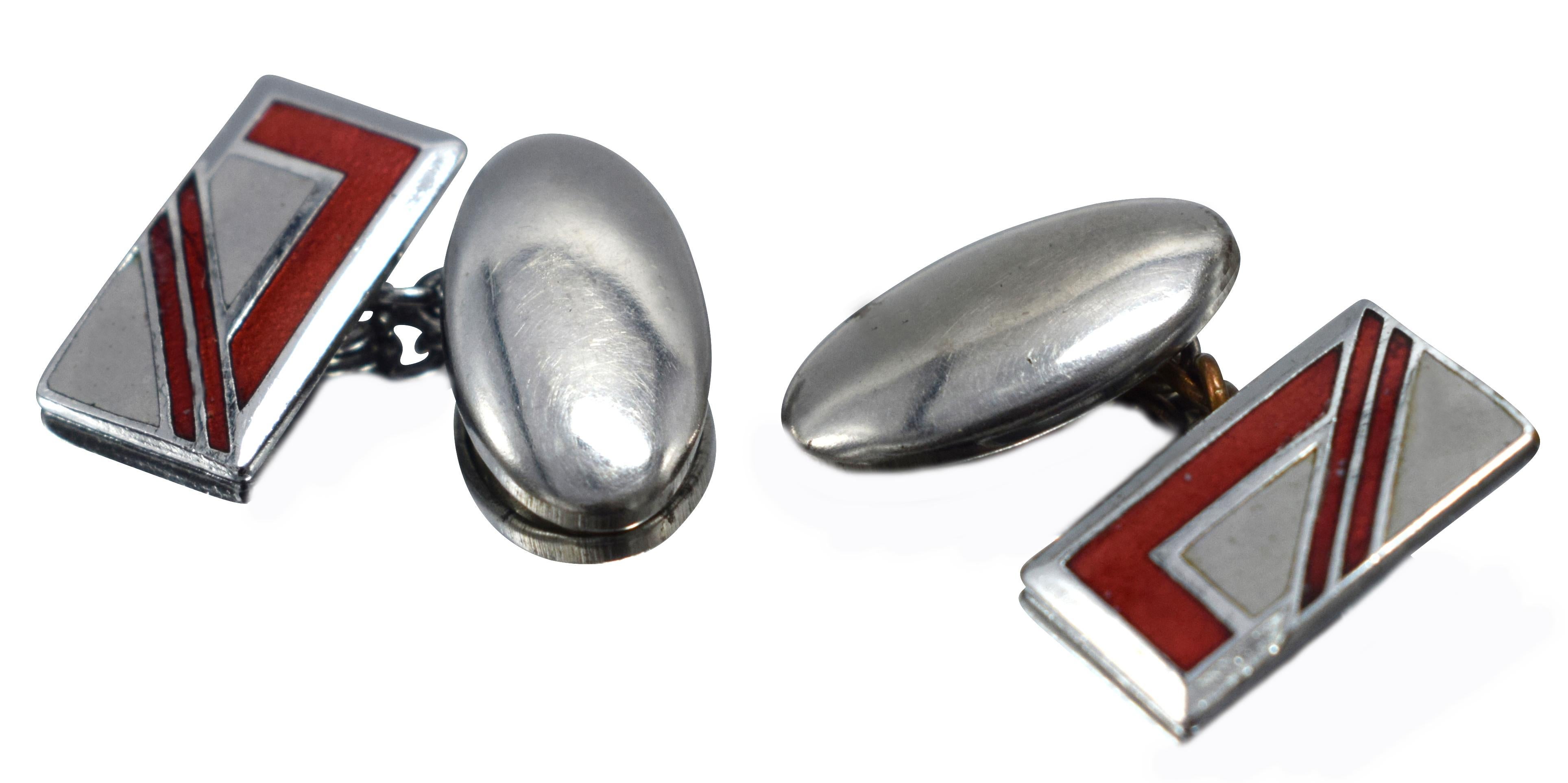 Fabuleuse paire de boutons de manchette Art Déco assortis pour hommes, avec un superbe motif géométrique. Le métal argenté avec une décoration en émail rouge et datant des années 1930 rend ces maillons très distinctifs et élégants. Idéal pour le