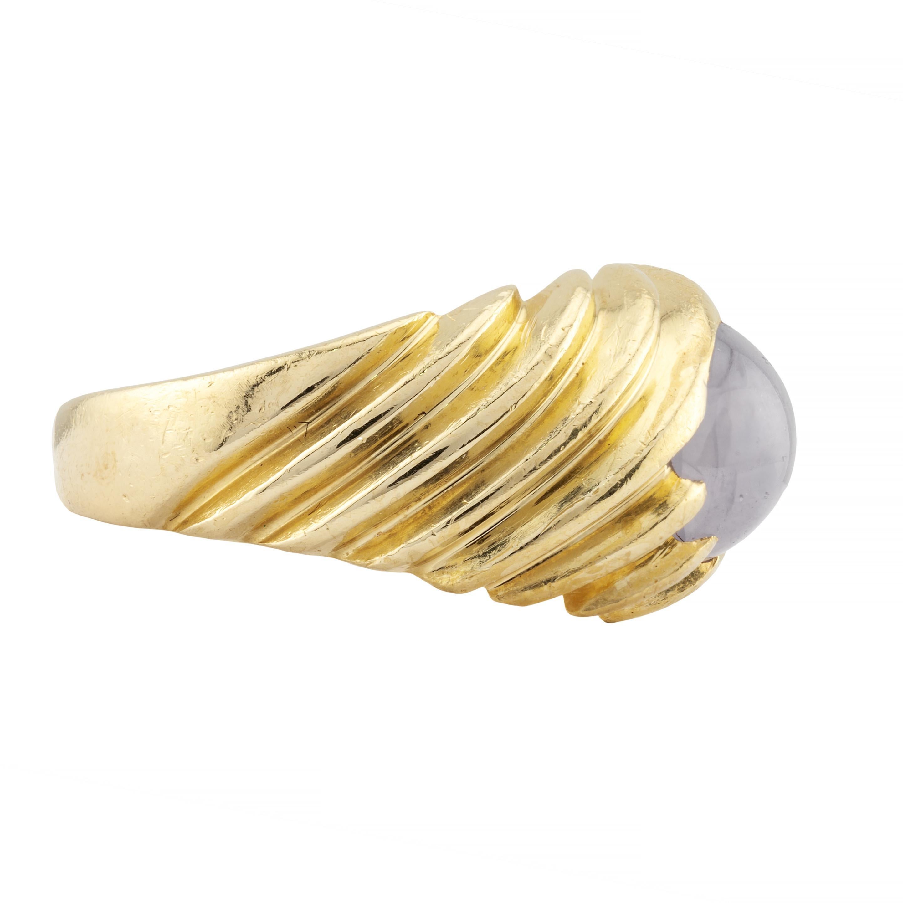Art Deco Mens No Heat Star Sapphire Ribbed Ring in 14K Yellow Gold In Excellent Condition For Sale In Boston, MA