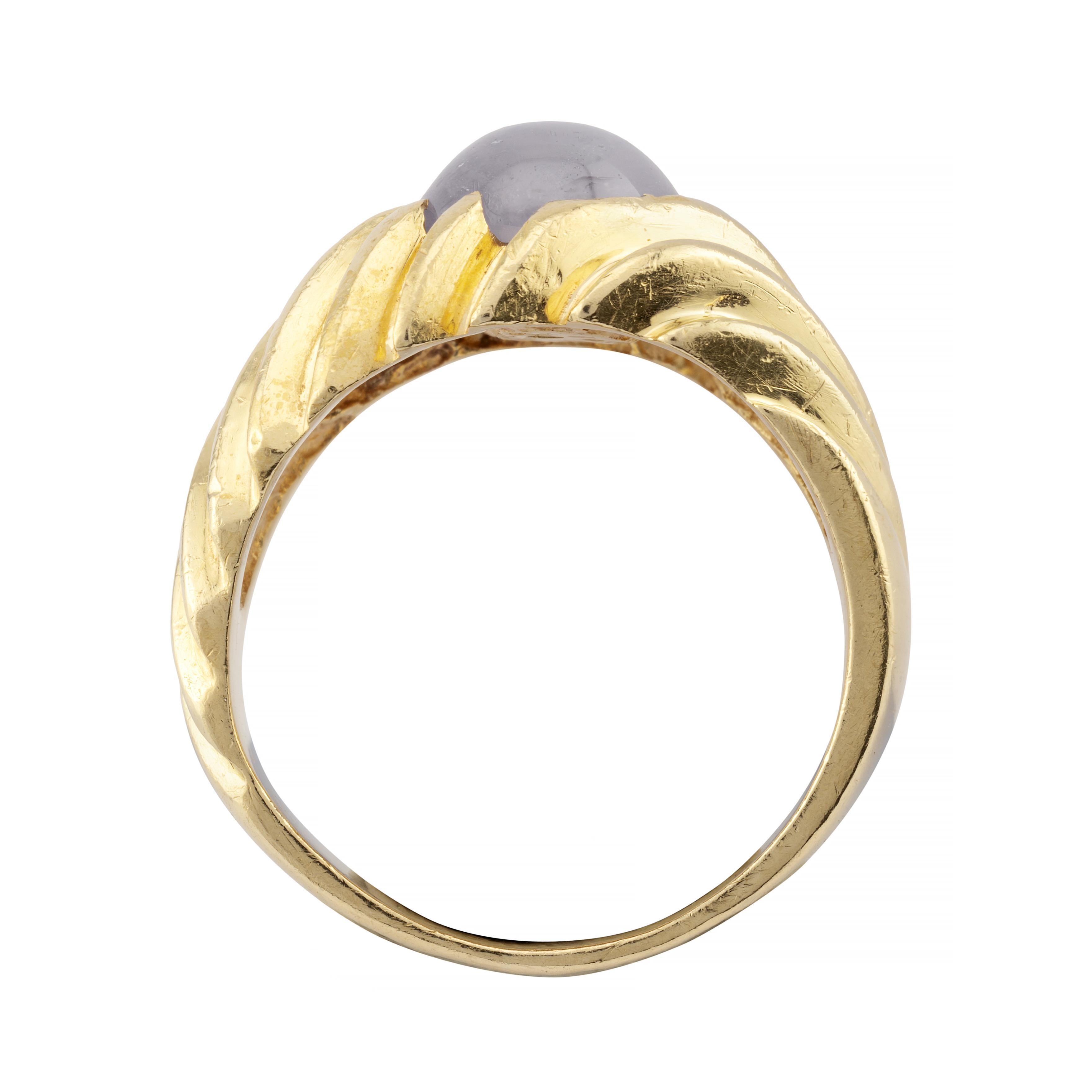 Men's Art Deco Mens No Heat Star Sapphire Ribbed Ring in 14K Yellow Gold For Sale