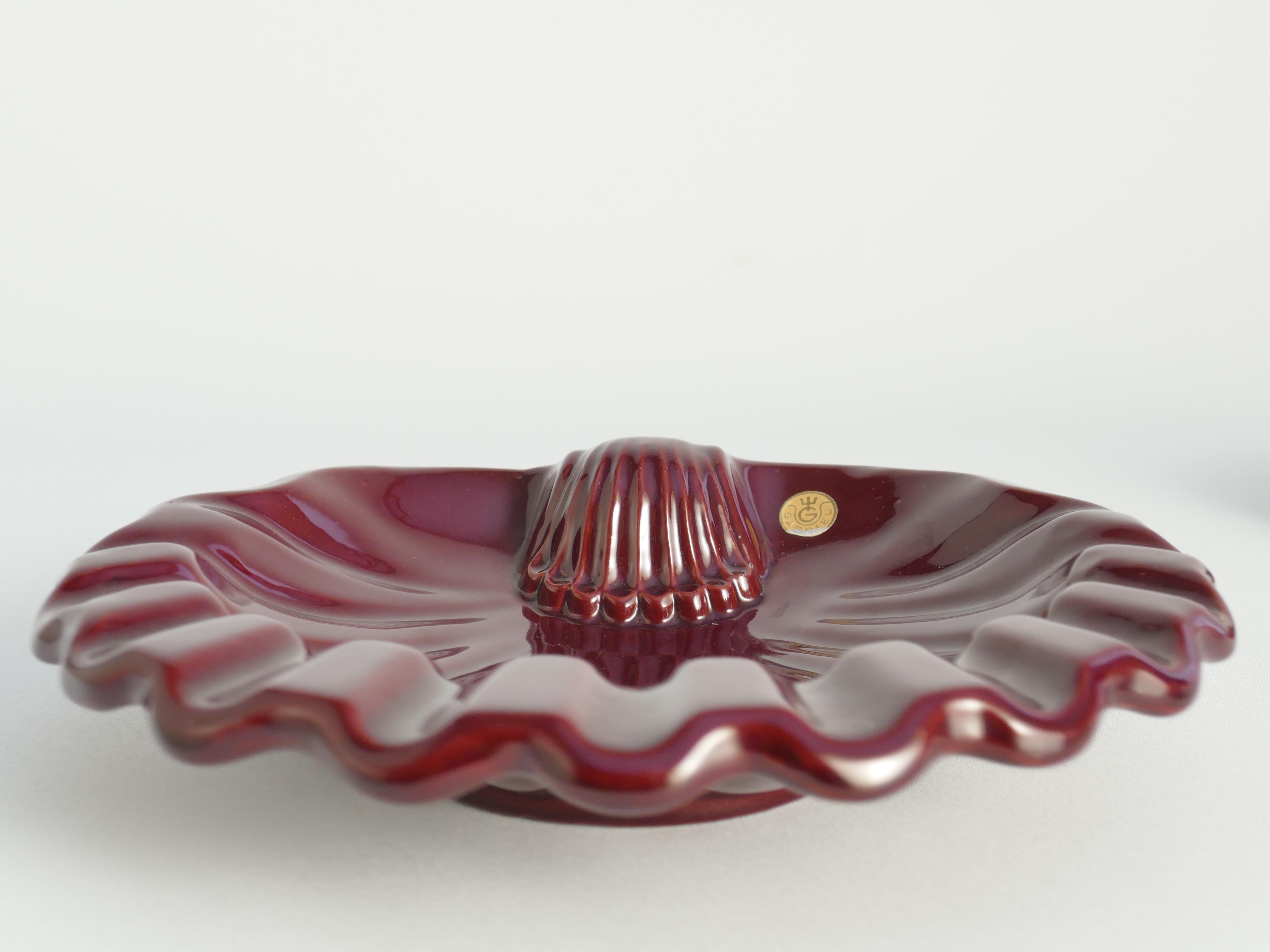 Este raro y exquisito plato de concha de Gabriel presenta un llamativo diseño Art Déco, numerado 746. 

El plato tiene un acabado rojo merlot de alto brillo y está profundamente estampado con 