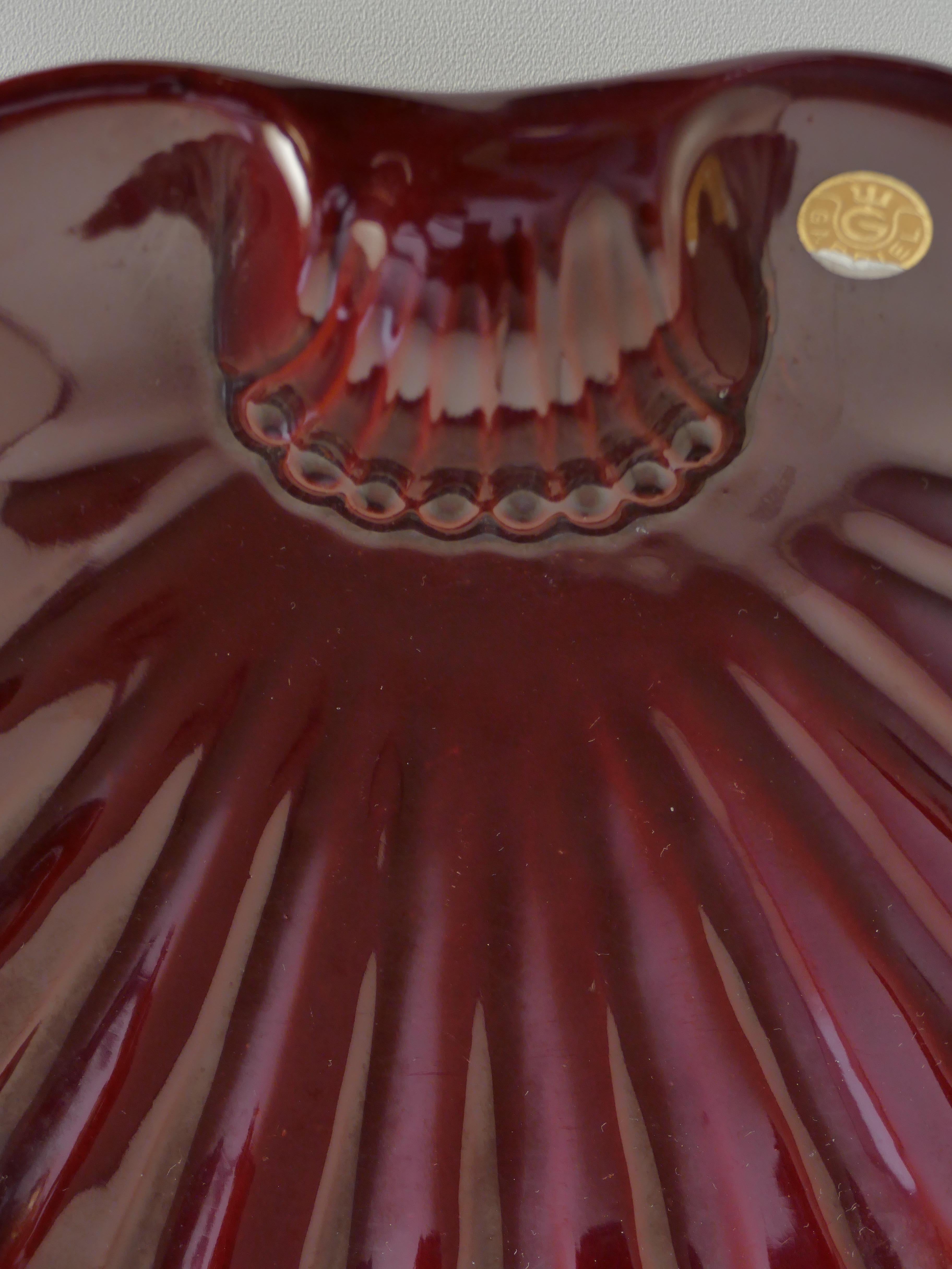 Vide-Poche de cerámica Art Decó rojo merlot de Gabriel Keramik, Suecia Años 60 en Bueno estado para la venta en Grythyttan, SE