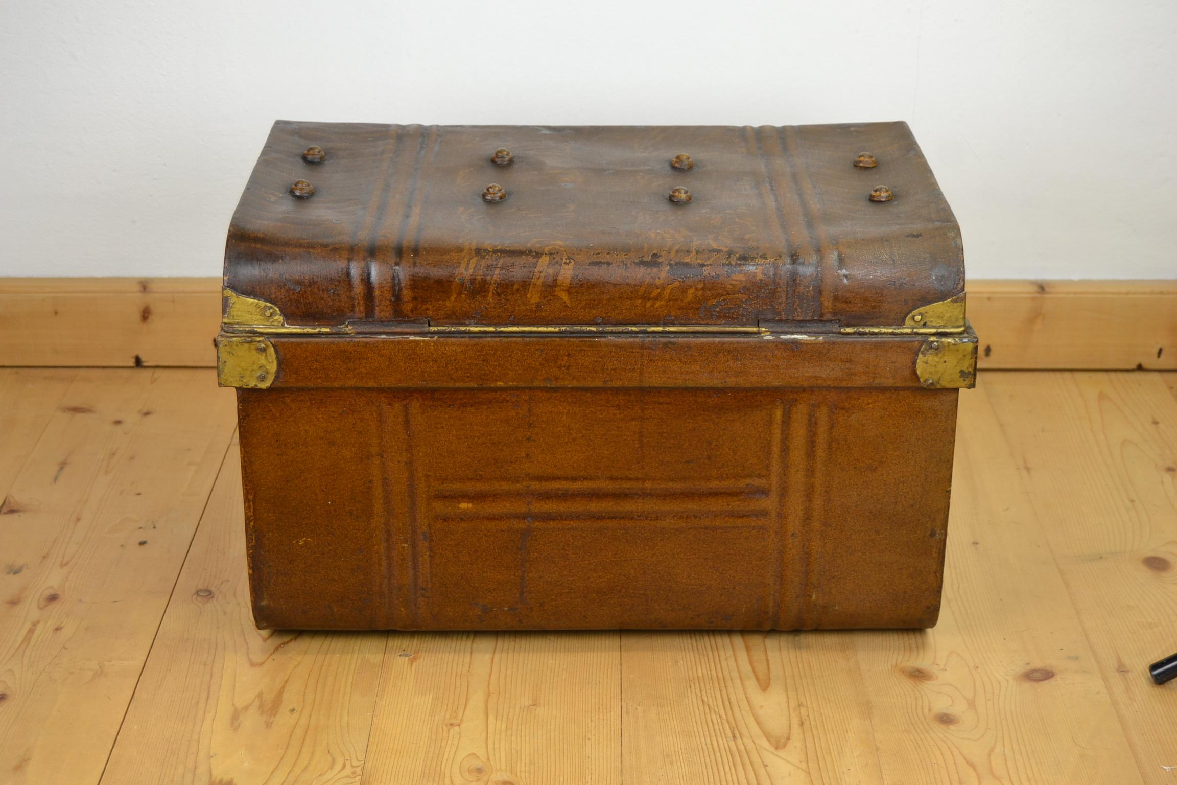 Art Deco Metal and Brass Travel Trunk, Storage Trunk, UK In Good Condition In Antwerp, BE