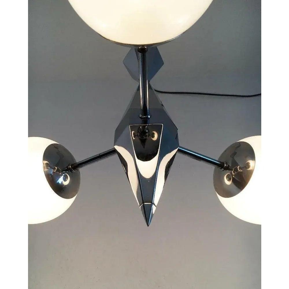 Candeliere piccolo ma di grande effetto.

Il candeliere mostra il linguaggio del design geometrico e concreto degli anni 20-30. Un ornamento molto riservato. Il corpo del Luminaire è fuso e consiste in superfici poligonali che formano una punta. Le