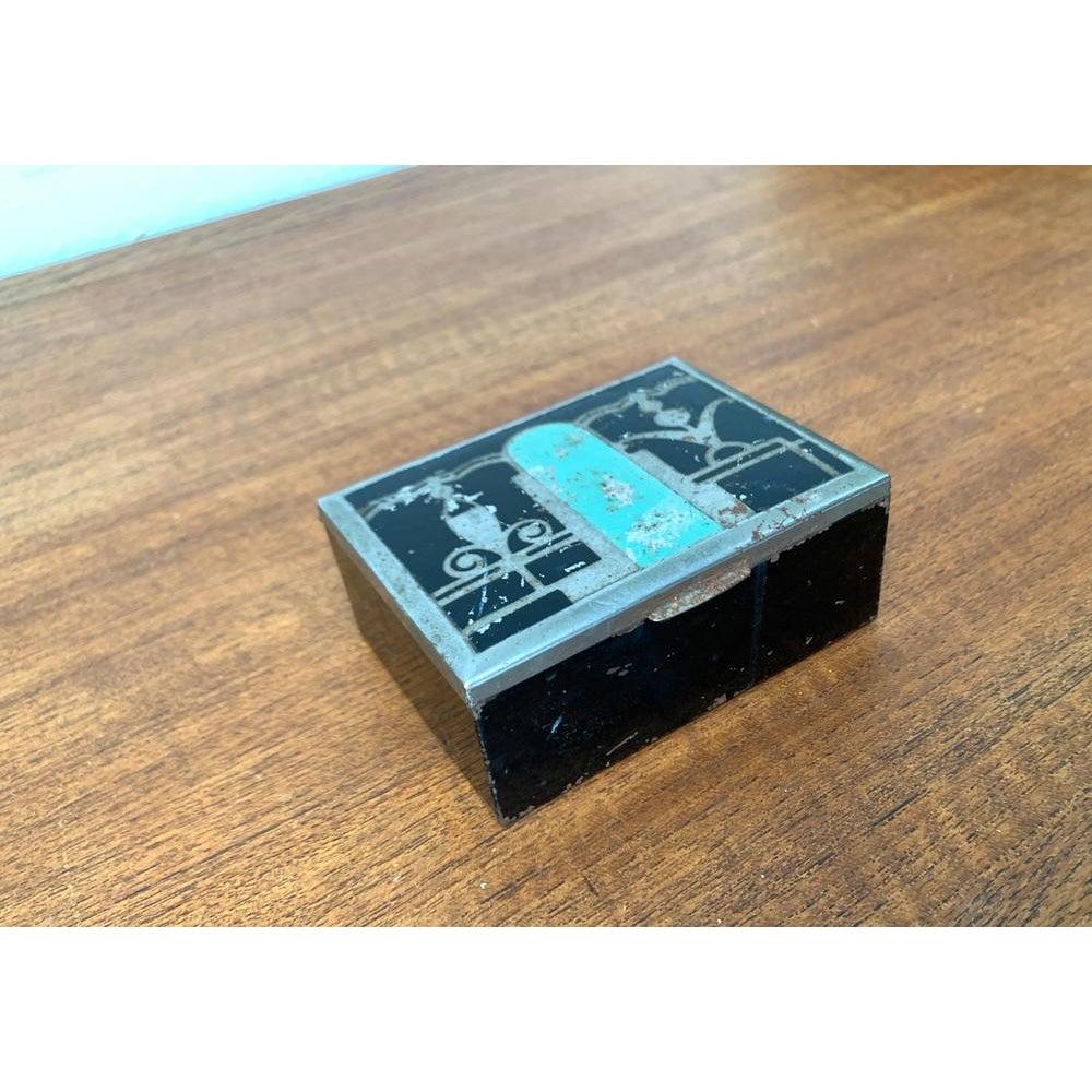 Scatola Art Deco in metallo e legno, anni '30, in ottime condizioni. Progettato dal 1920 al 1949.

Informazioni aggiuntive:
Materiale: Metallo, Wood
Colore: nero
Tipo di articolo: Vintage, Antico o Pre-owned
Diametro: 3,94ʺL × 3,15ʺD ×