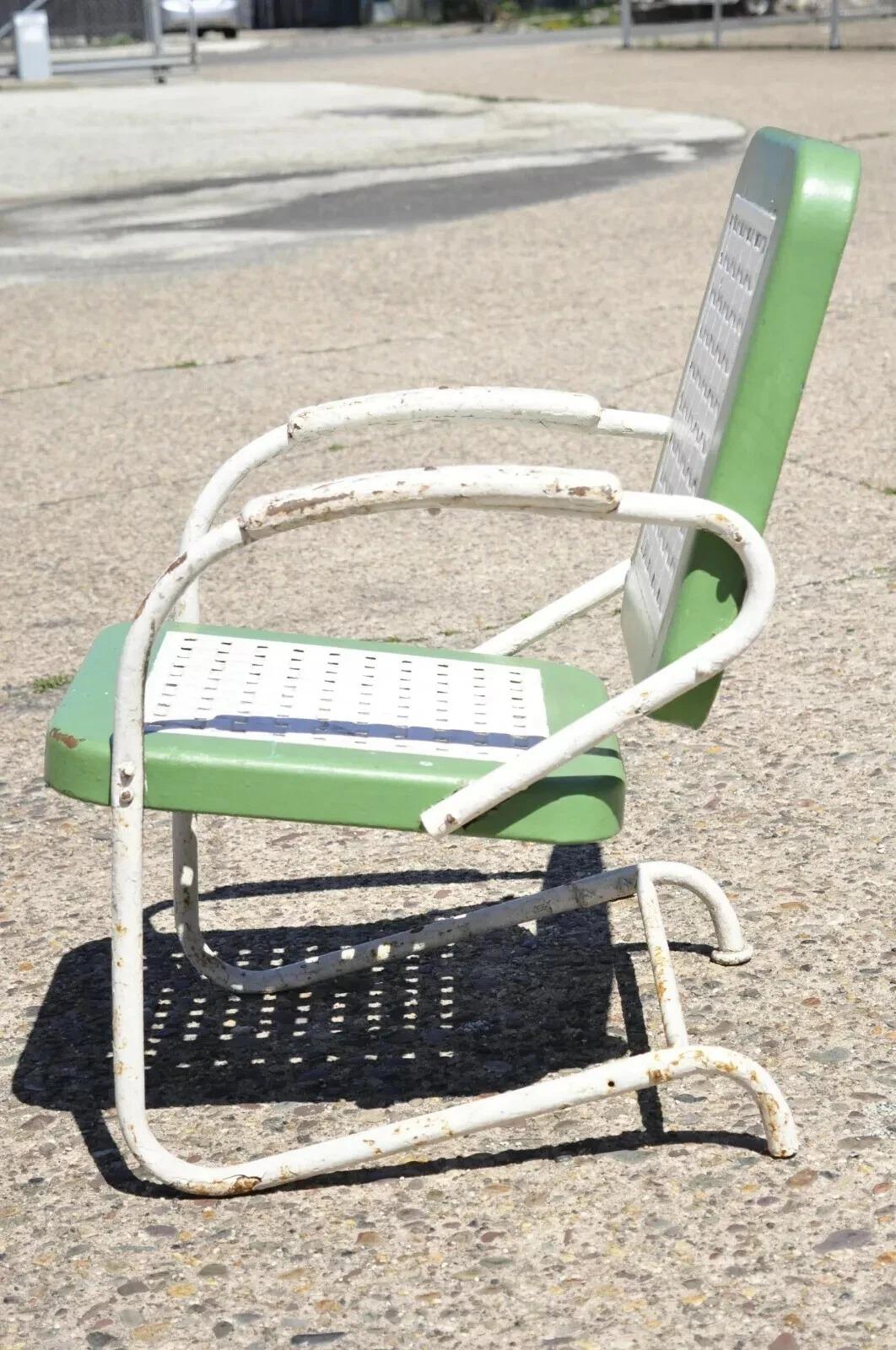 Art déco Metal Art Deco Basketweave Old Green White Porch Outdoor Spring Arm Chair en vente