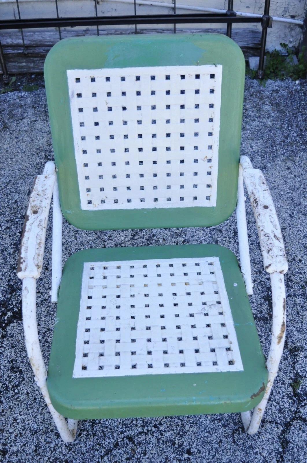 Art Decó Metal Basketweave Viejo Verde Blanco Porche Exterior Sillón con Brazos Spring en Bueno estado para la venta en Philadelphia, PA