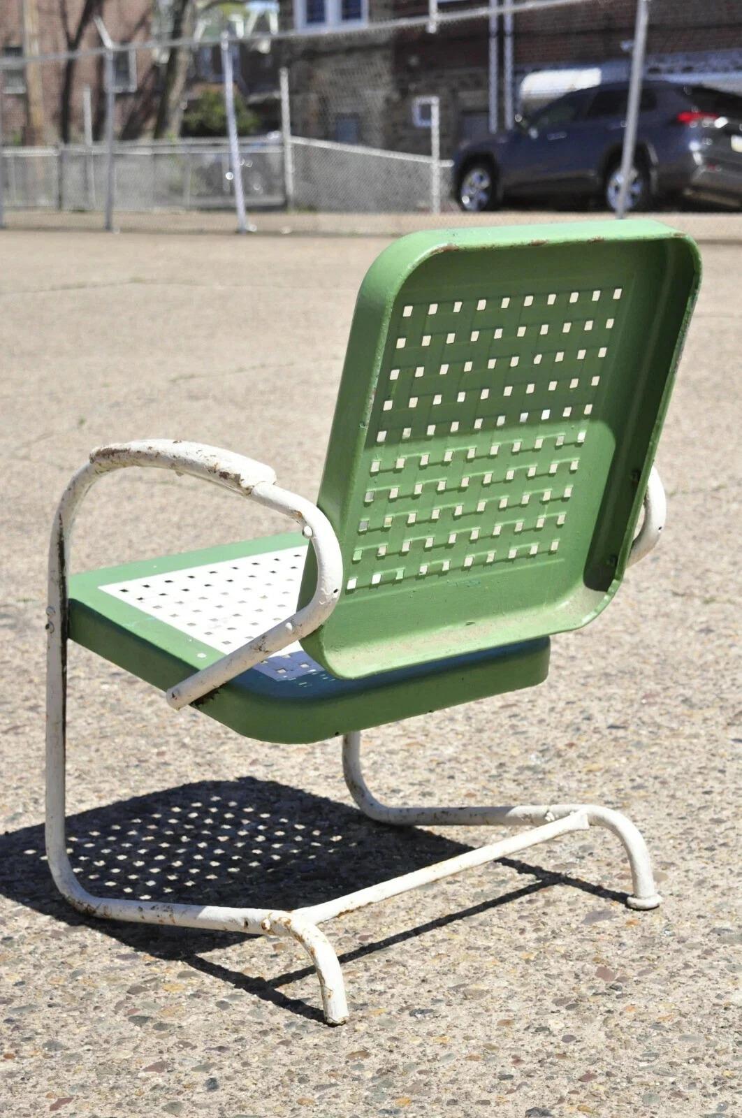 20ième siècle Metal Art Deco Basketweave Old Green White Porch Outdoor Spring Arm Chair en vente