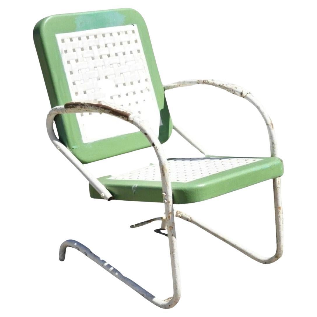 Art Decó Metal Basketweave Viejo Verde Blanco Porche Exterior Sillón con Brazos Spring en venta