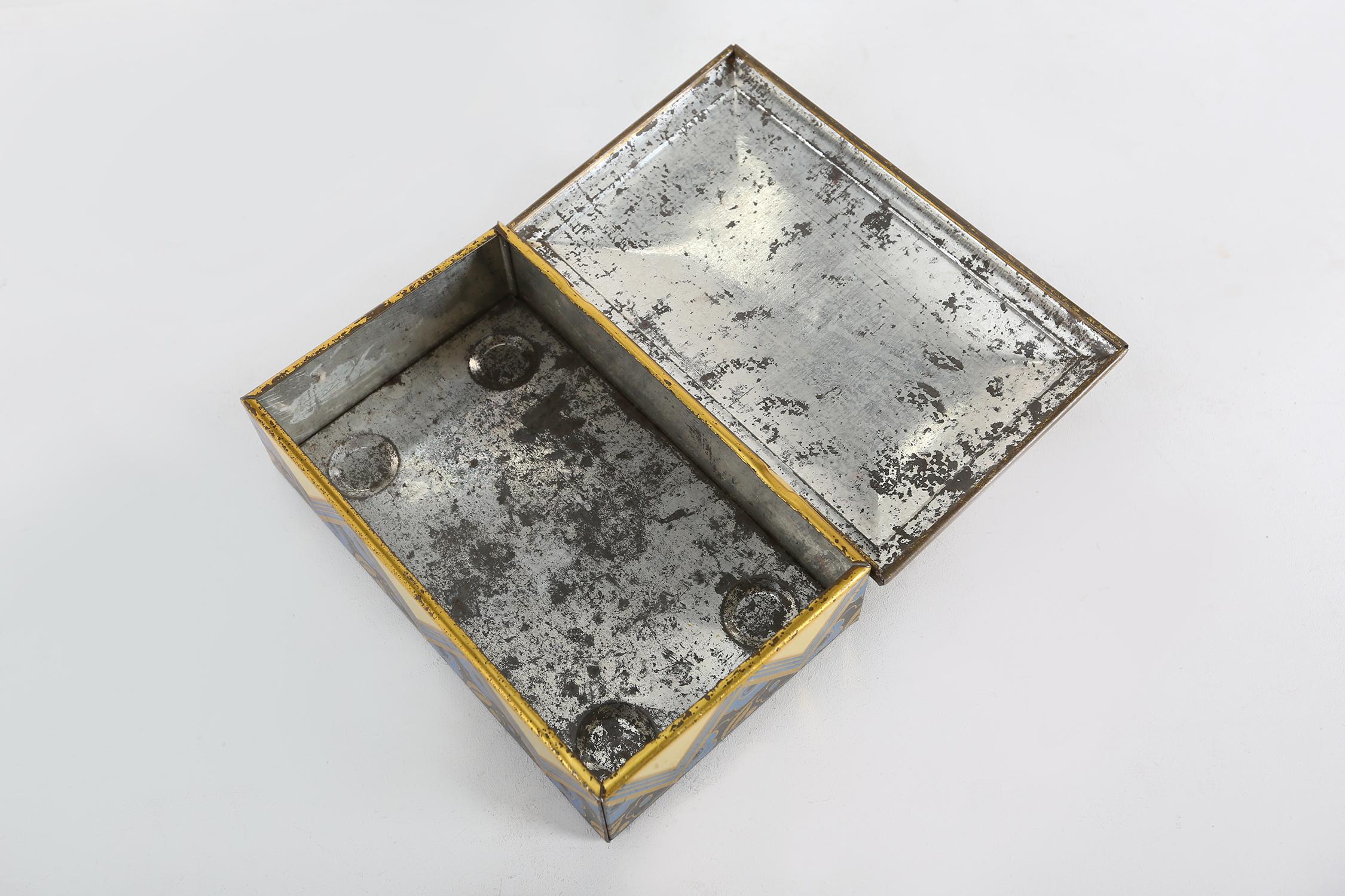 Milieu du XXe siècle Boîte en métal Art Déco vers 1930 en vente