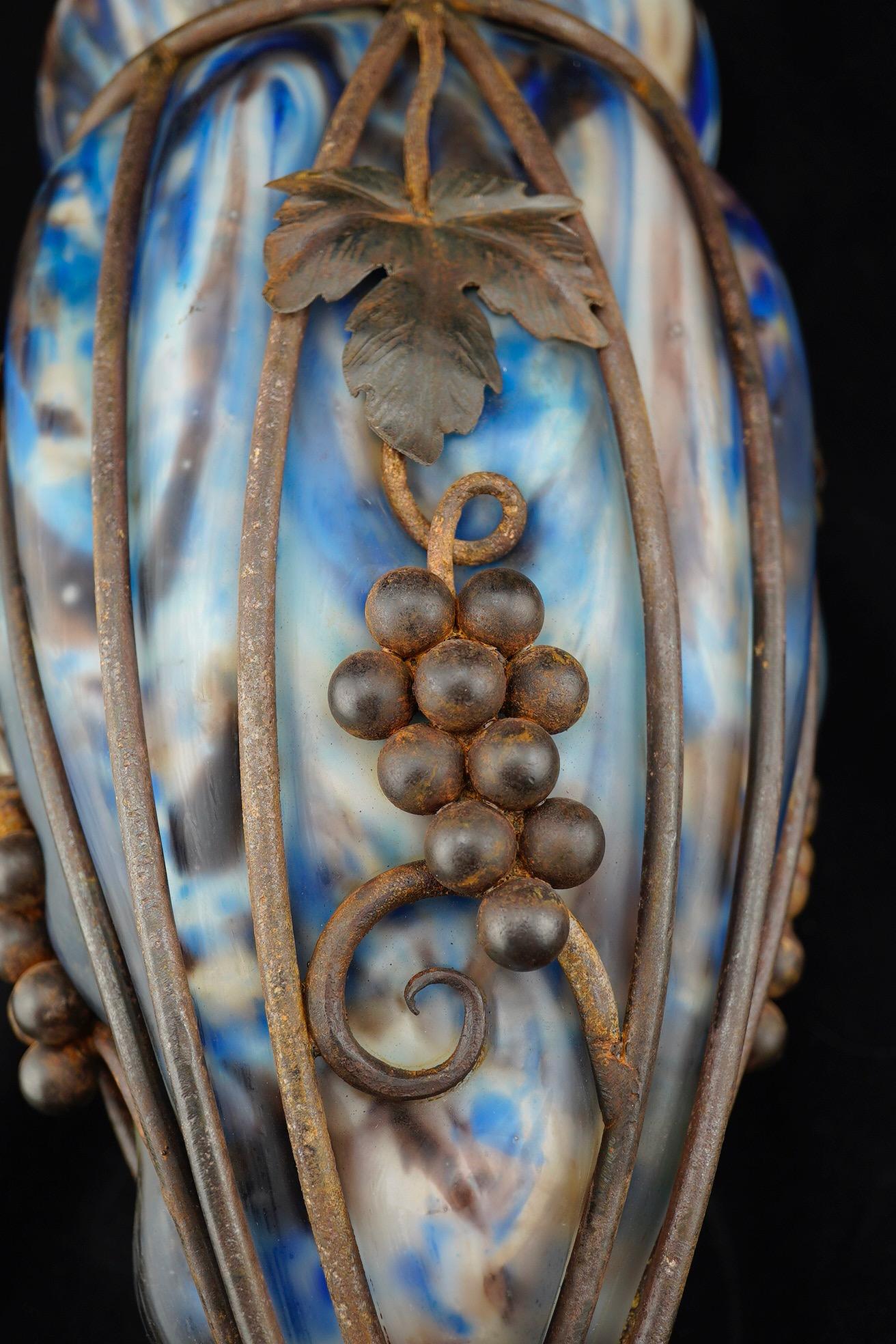 20ième siècle Vase Art Déco avec cadre en métal et verre soufflé par Le Verre Français en vente