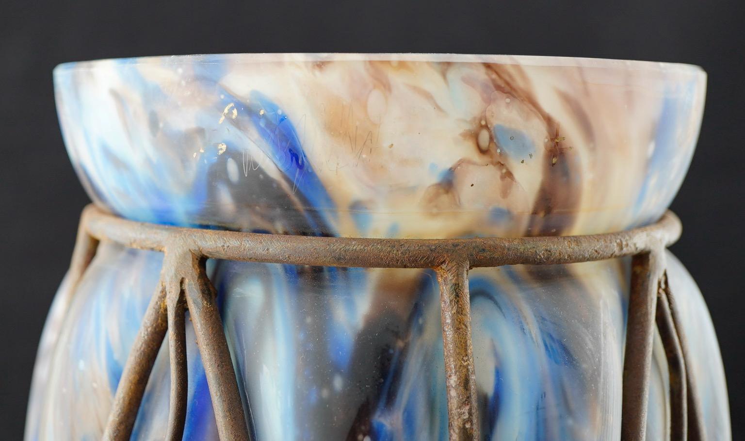 Vase Art Déco avec cadre en métal et verre soufflé par Le Verre Français en vente 1