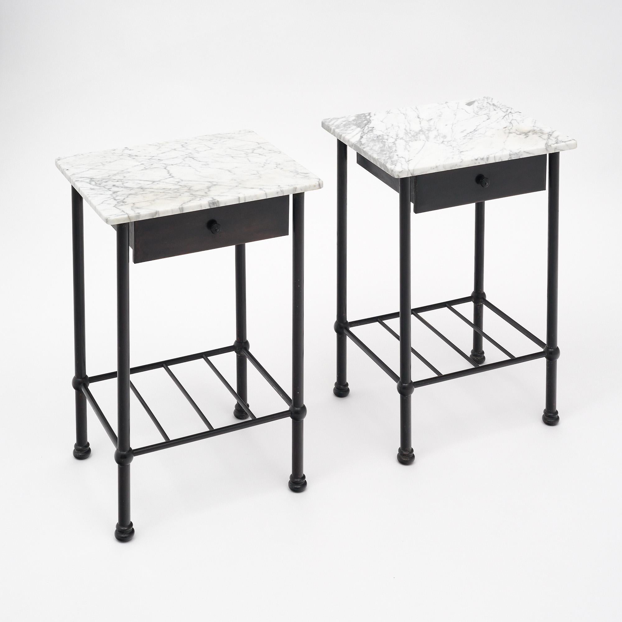 Beistelltische aus der Zeit des Art déco in Frankreich. Jeder Tisch besteht aus einer Metallstruktur mit einer einzigen Schublade und einem unteren Regal für Funktionalität. Die Tische tragen Platten aus Carrara-Marmor. Dieses Paar ist in sehr