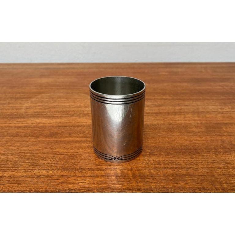 Vaso in metallo Art Deco di Etain, Francia, in ottime condizioni. Progettato tra il 1920 e il 1949 Questo pezzo ha un marchio di attribuzione.

Informazioni aggiuntive:
Materiali: Metallo
Paese di origine: Francia
Colore: Argento
Tipo di articolo: