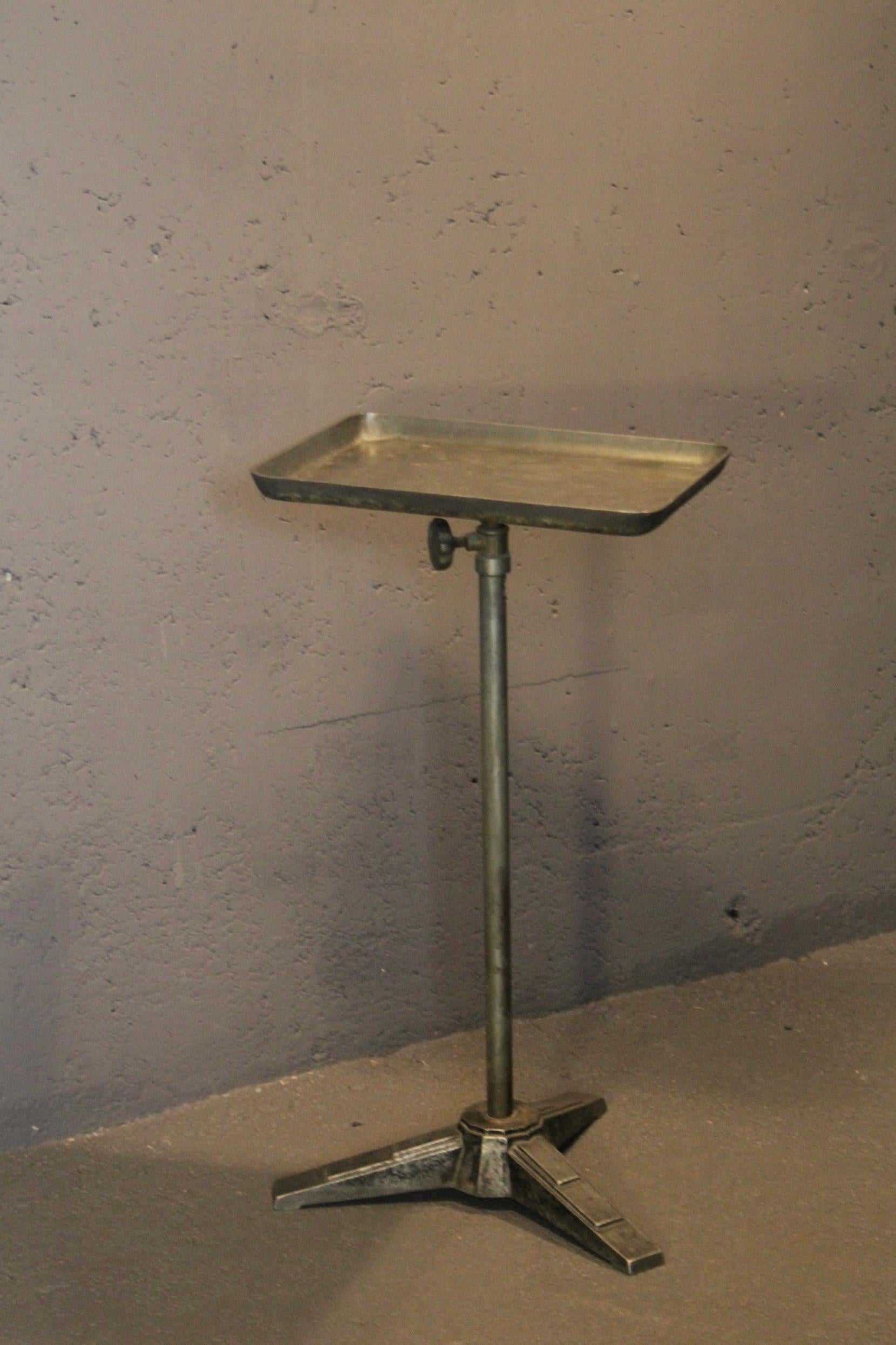 Tavolo da scrittura in metallo Art déco, altezza massima 86 cm