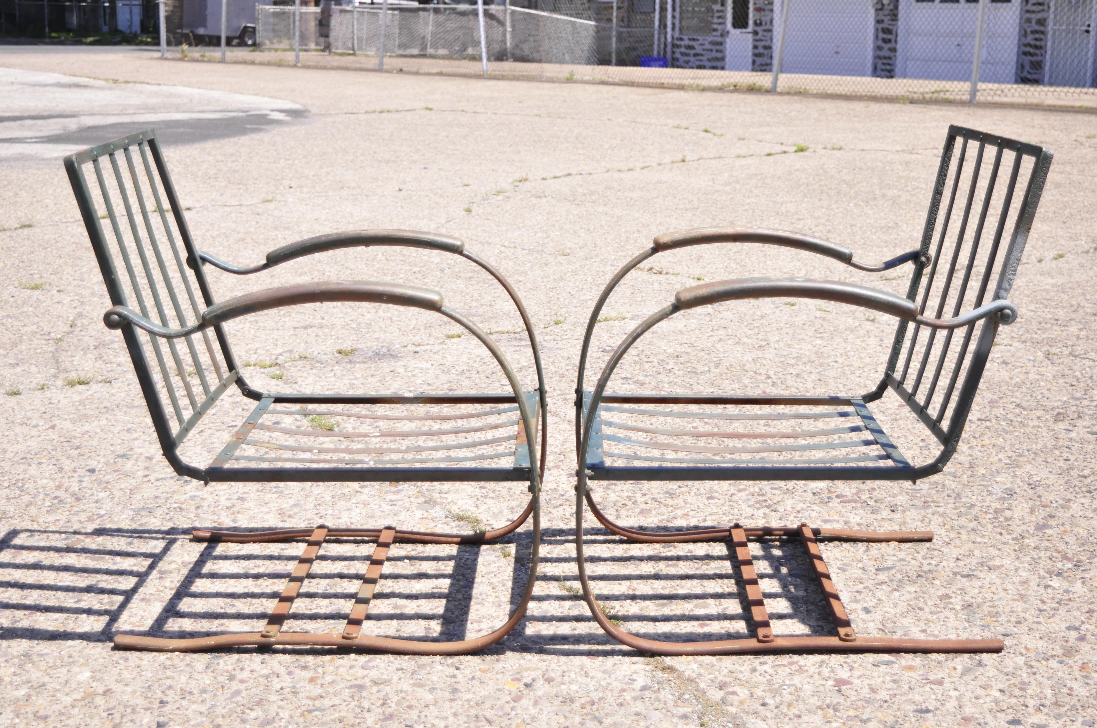 Art Deco Metal Wrought Iron Green Patio Garden Bouncer Lounge Chairs, a Pair In Good Condition In Philadelphia, PA