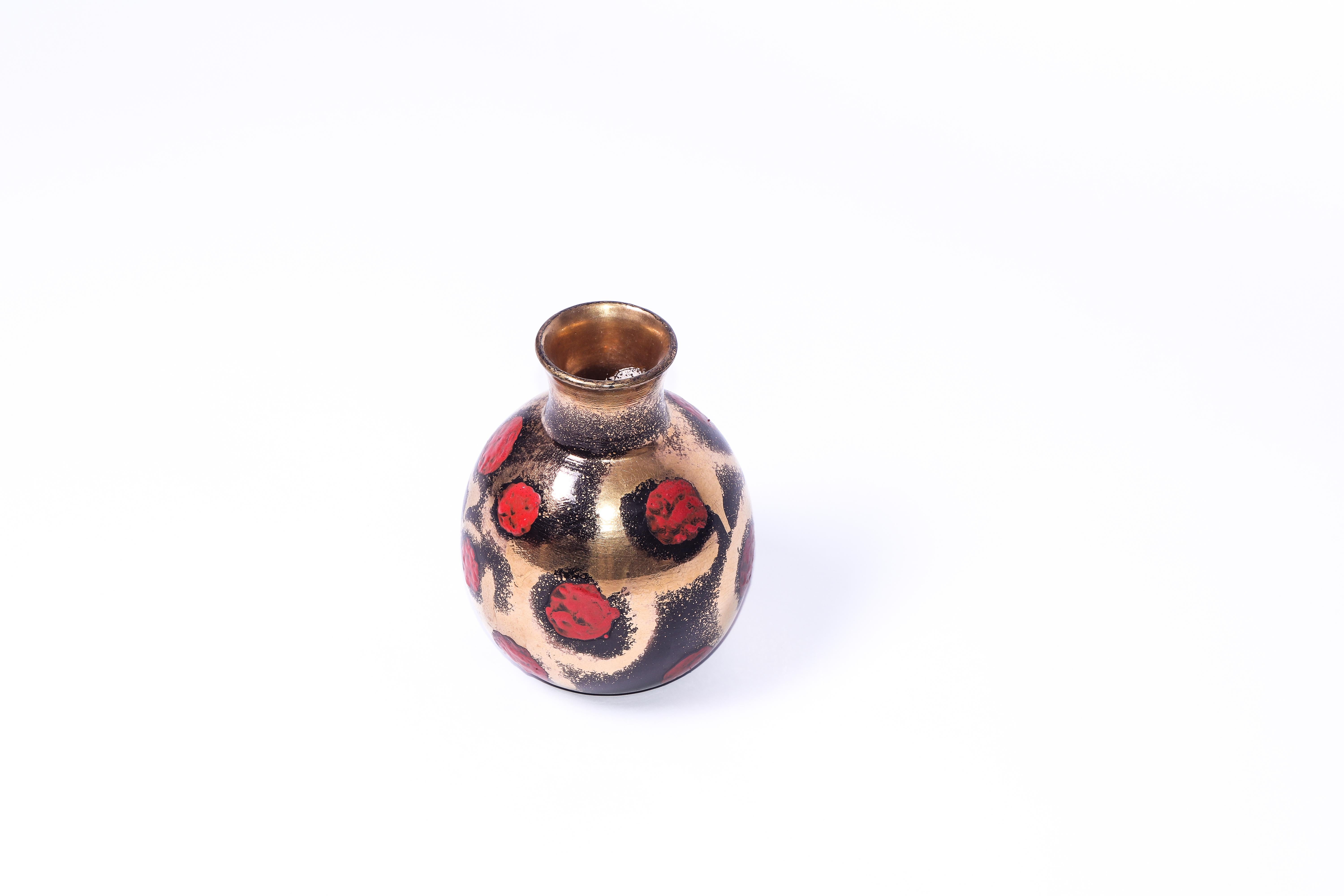 Squisito vaso in ceramica metallica Art Déco di Jean Besnard, uno dei principali ceramisti francesi del XX secolo. 

Presentato nel libro 