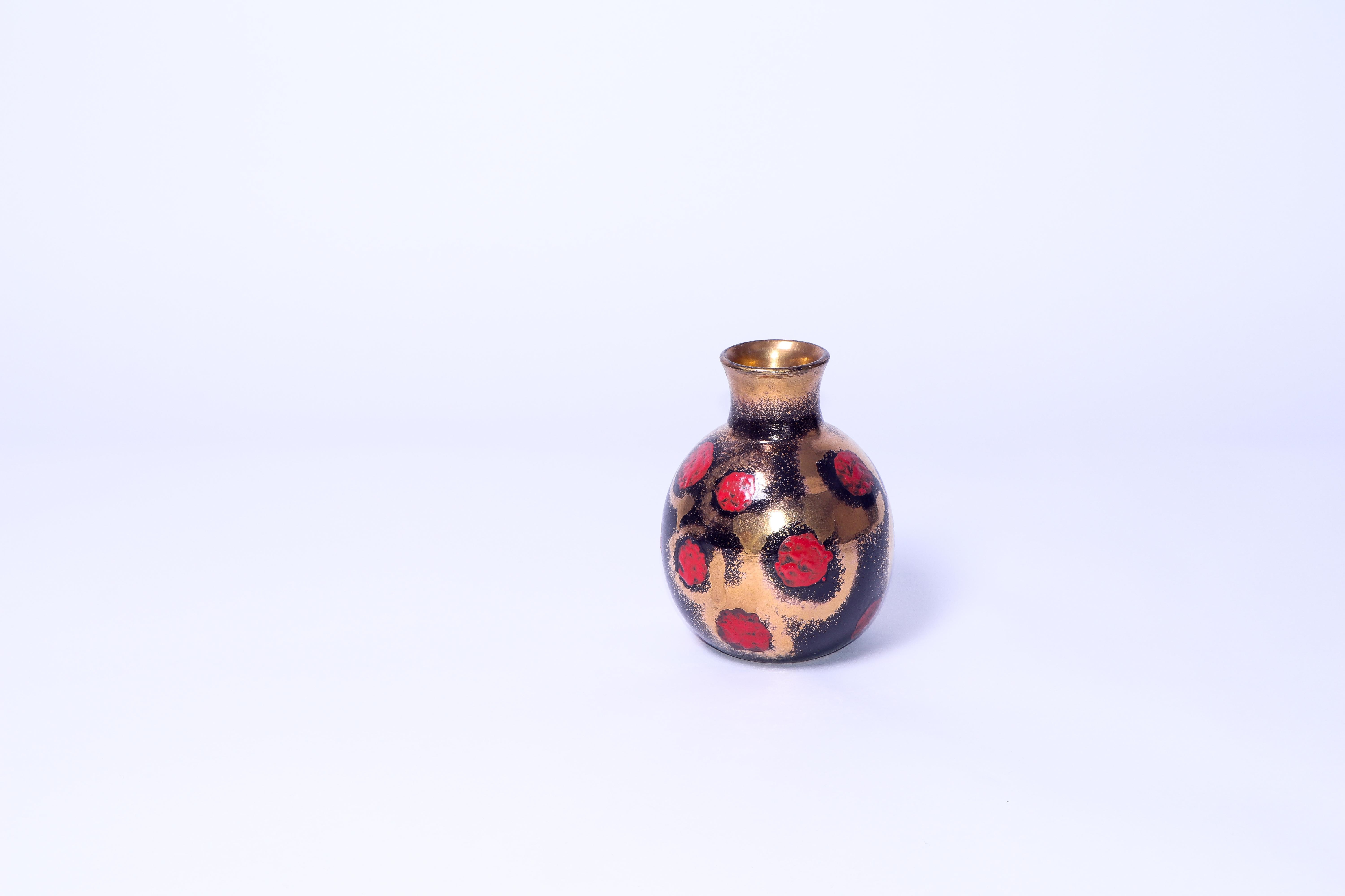 Exquis vase Art déco en céramique métallique de Jean Besnard, l'un des plus grands céramistes français du XXe siècle. 

Présenté dans le livre 