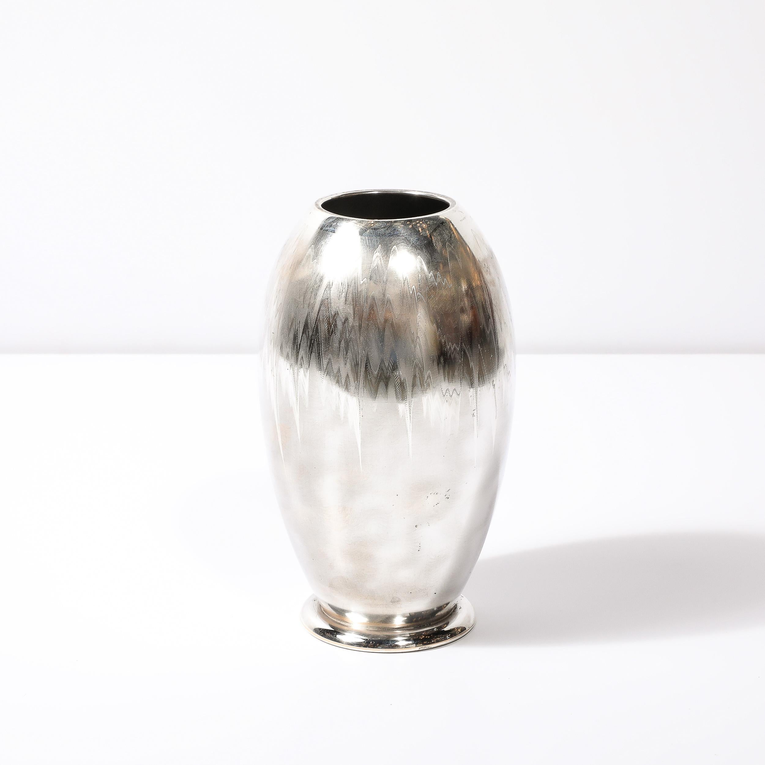 Ce vase Art déco MF Ikora Textural Silver Plated, serein et matériellement étonnant, provient d'Allemagne vers 1935. La surface arrondie est ornée d'une belle texture de matériau argenté strié, avec un élément effilé avant de s'étendre jusqu'à sa