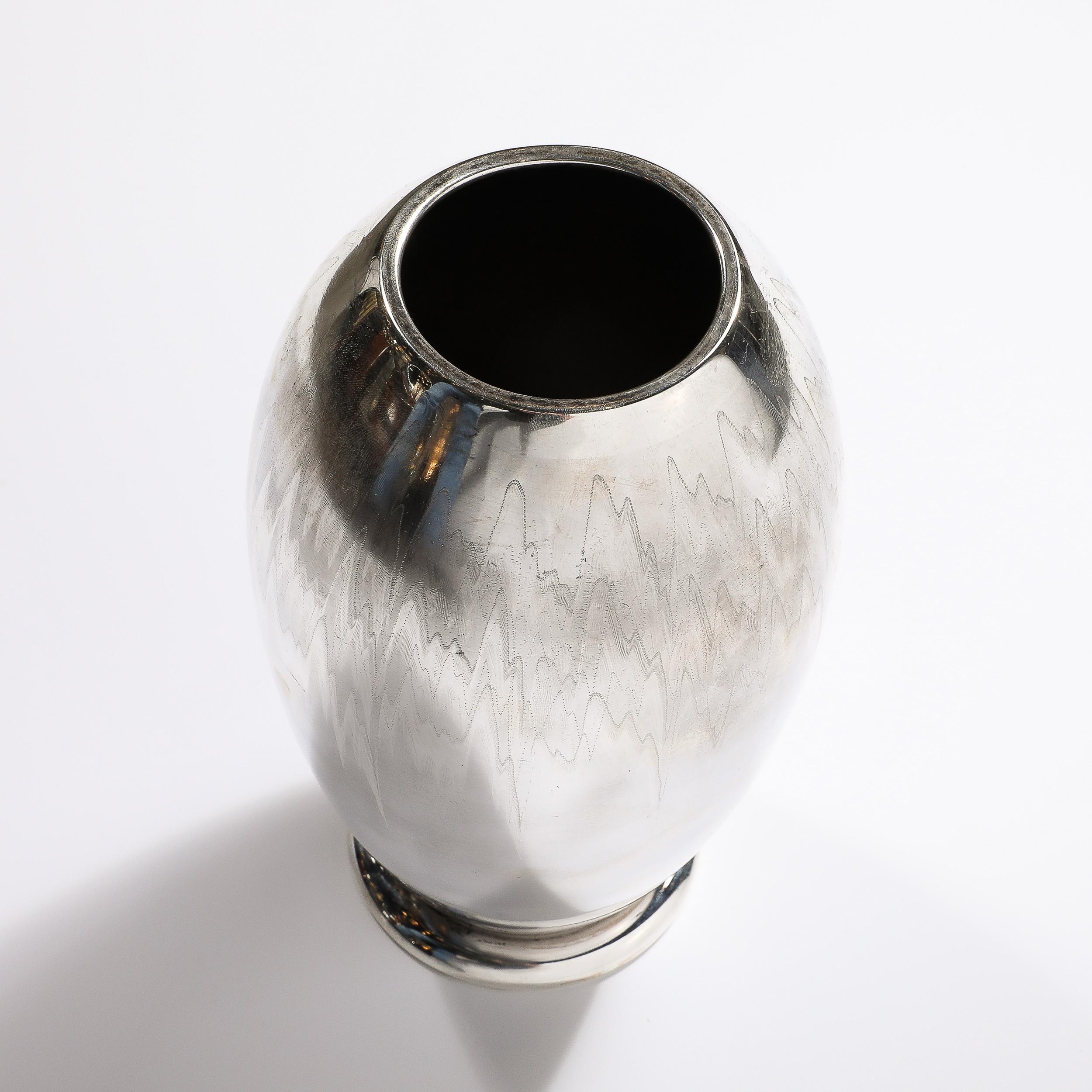 Vase texturé en métal argenté Art Déco MF Ikora Excellent état - En vente à New York, NY
