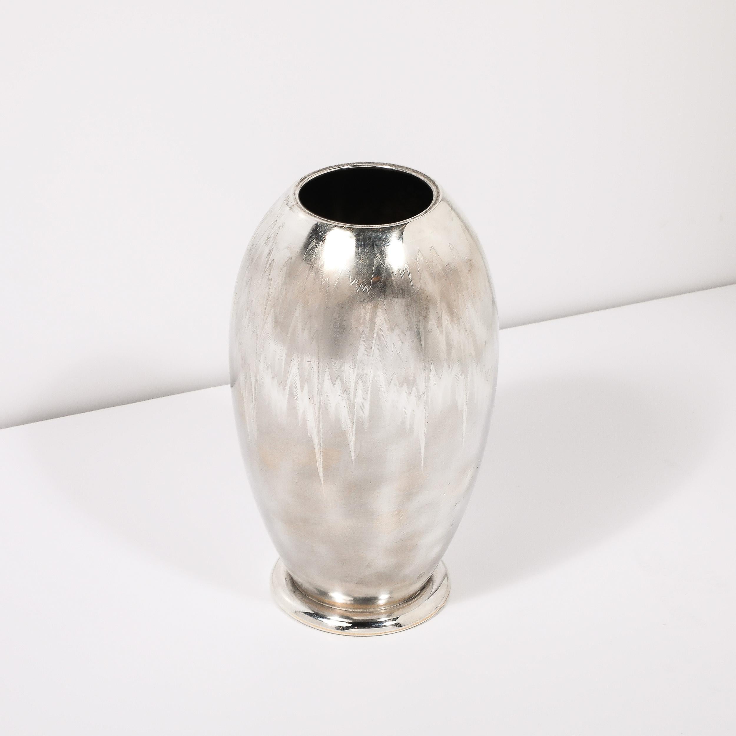 Vase texturé en métal argenté Art Déco MF Ikora en vente 1