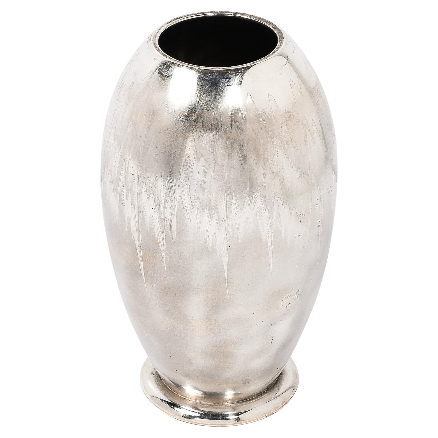 Vase texturé en métal argenté Art Déco MF Ikora en vente