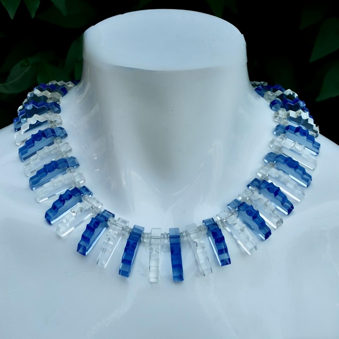Fabulous Art Deco Fransen Halskette Kragen mit klassischen Deco-Design Mitte blau und klar Glasperlen. Sie sind mit drei kleinen, scheibenförmigen, facettierten Zwischenperlen durchsetzt.

Die Perlen sind auf Draht aufgefädelt und mit einer