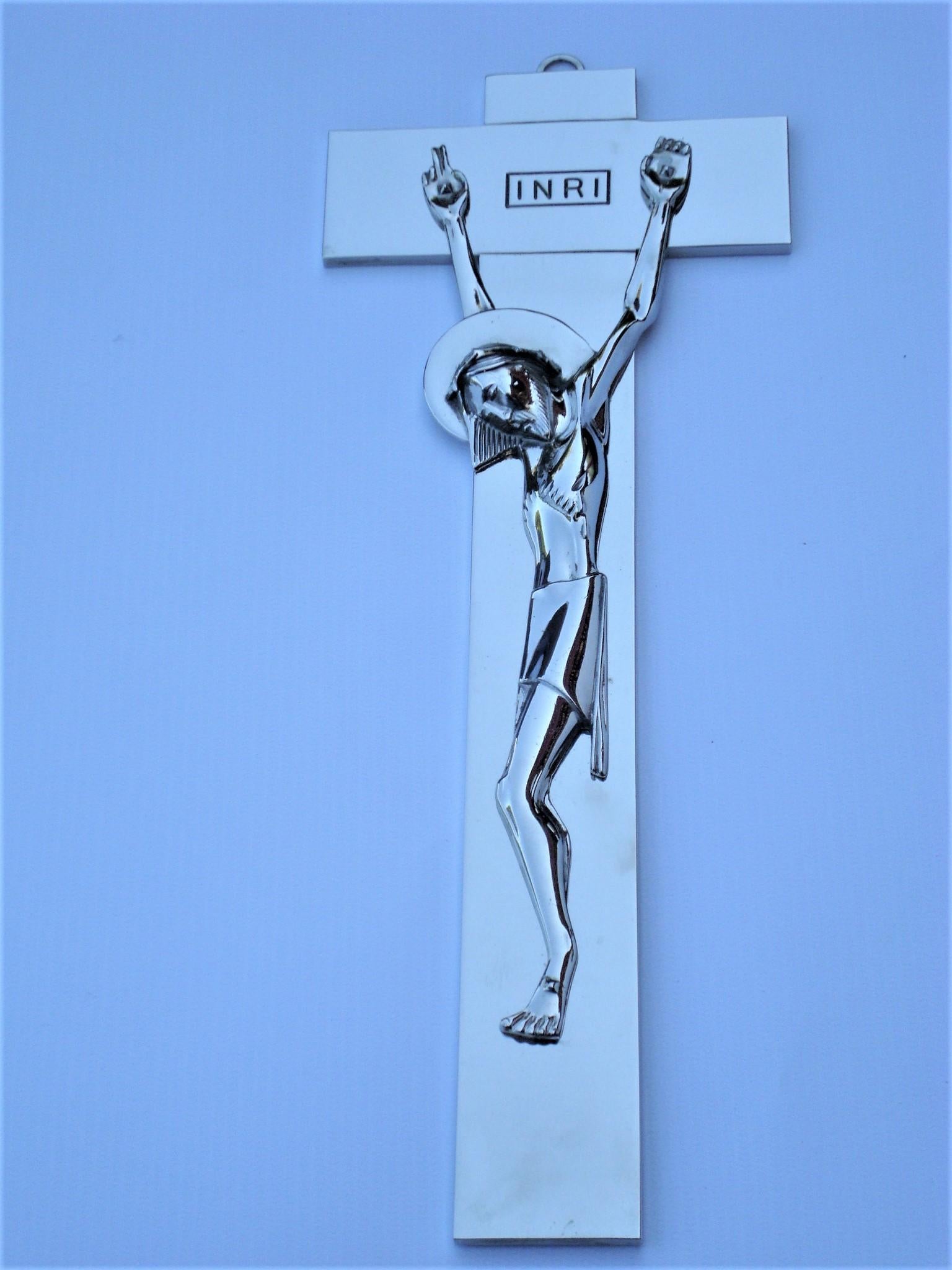 Crucifix Art Déco du milieu du siècle dernier représentant Jésus en croix en bronze nickelé en vente 1