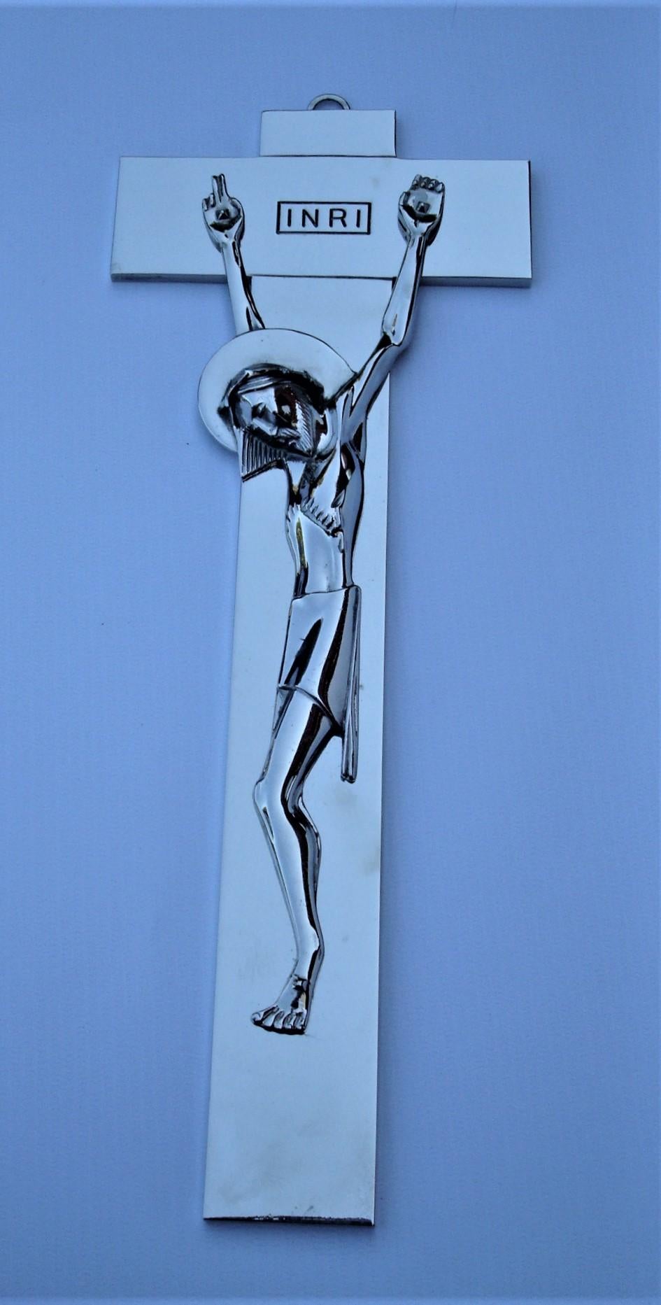 Art Deco / Mitte des Jahrhunderts Kruzifix, das einen Jesus am Kreuz aus nickelplattierter Bronze darstellt (Moderne der Mitte des Jahrhunderts) im Angebot