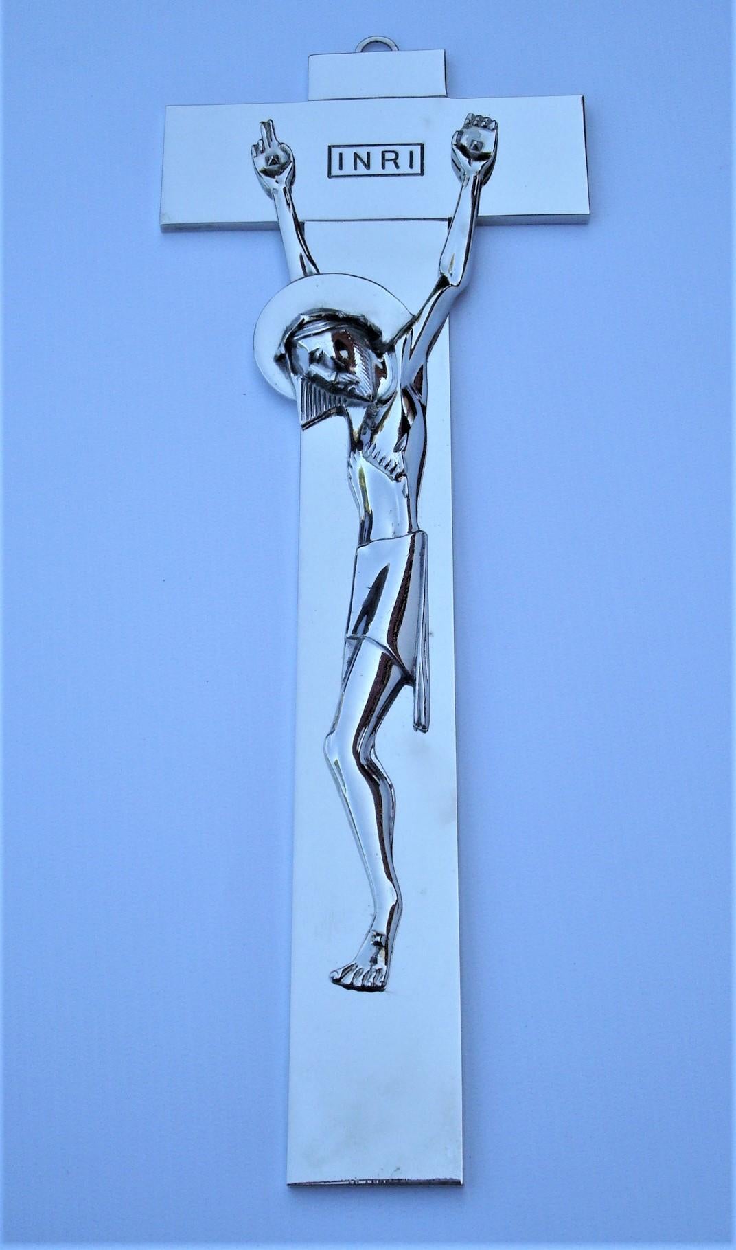 Art Deco / Mitte des Jahrhunderts Kruzifix, das einen Jesus am Kreuz aus nickelplattierter Bronze darstellt (Französisch) im Angebot