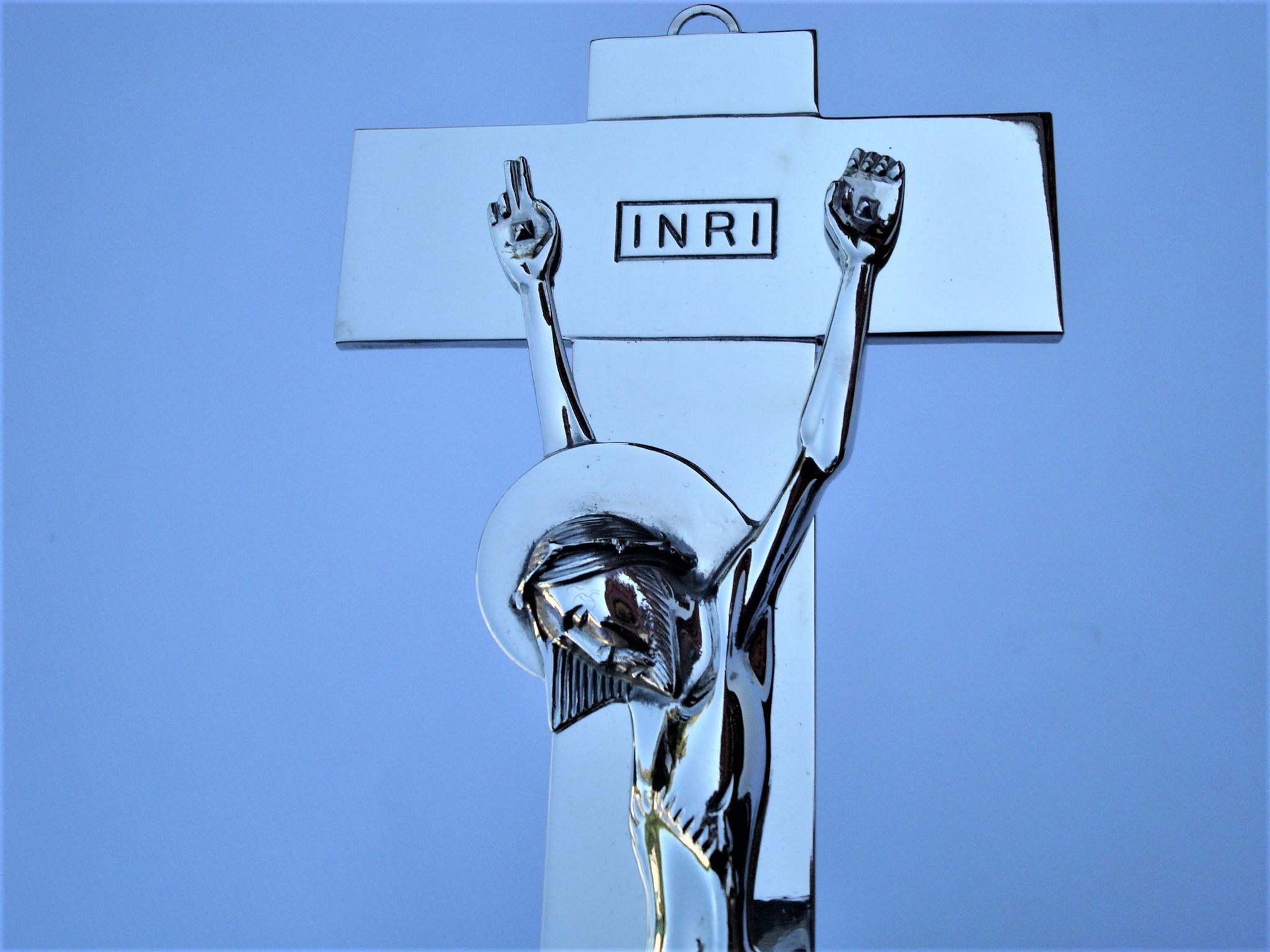 Art Deco / Mitte des Jahrhunderts Kruzifix, das einen Jesus am Kreuz aus nickelplattierter Bronze darstellt im Zustand „Gut“ im Angebot in Buenos Aires, Olivos