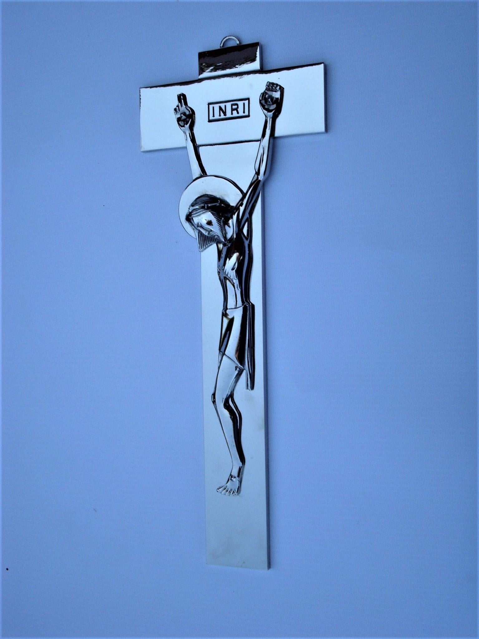 Art Deco / Mitte des Jahrhunderts Kruzifix, das einen Jesus am Kreuz aus nickelplattierter Bronze darstellt (20. Jahrhundert) im Angebot