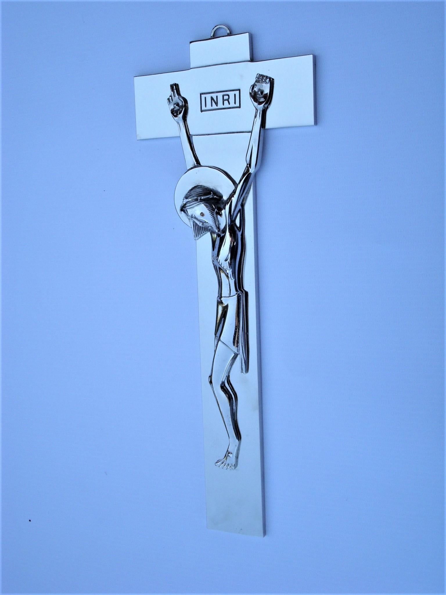 Art Deco / Mitte des Jahrhunderts Kruzifix, das einen Jesus am Kreuz aus nickelplattierter Bronze darstellt im Angebot 1