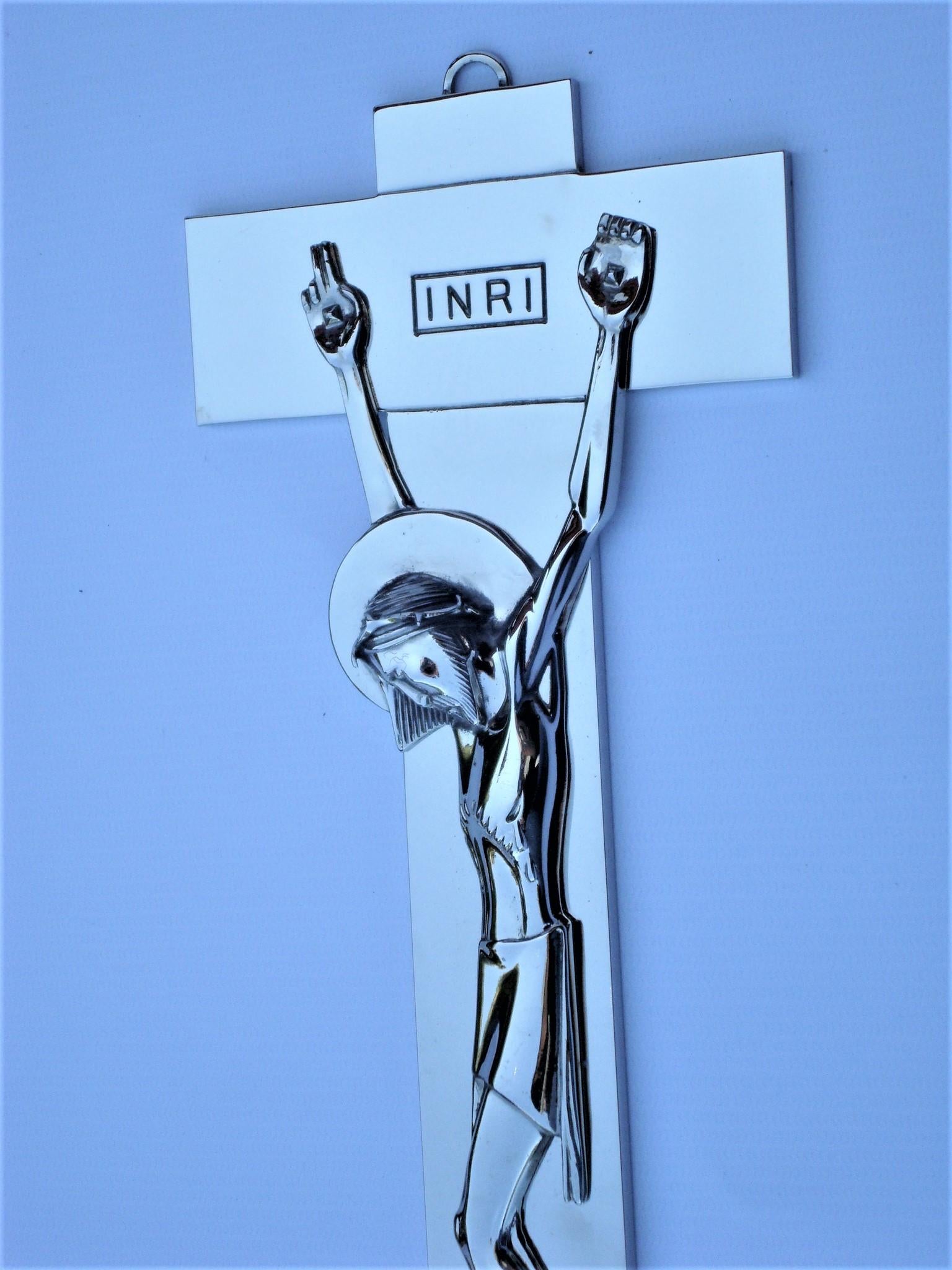 Art Deco / Mid-Century Crucifix Depicting a Nikel Plated Bronze Jesus on Cross In Good Condition In Buenos Aires, Olivos